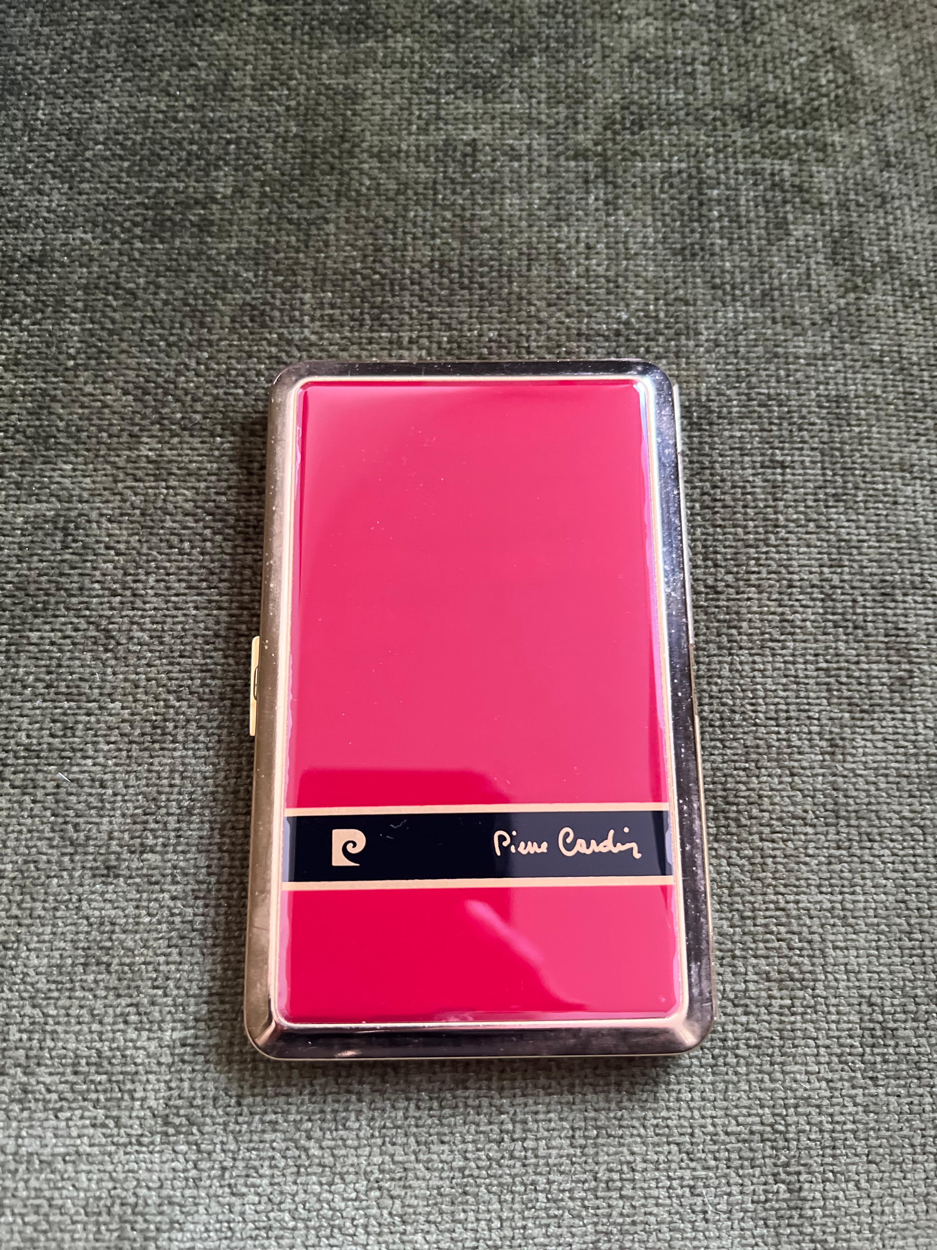 Vintage 'Pierre Cardin' Retro Cigarette Case & Lather Case & Box Circa 1980s

Vintage Retro étui à cigarettes en nacre ou émail ROUGE, Circa 1980 dans son étui d'origine
Etui à cigarettes rétro Pierre Cardin 
Etui à Cigarettes Logo Or & Rouge Hot