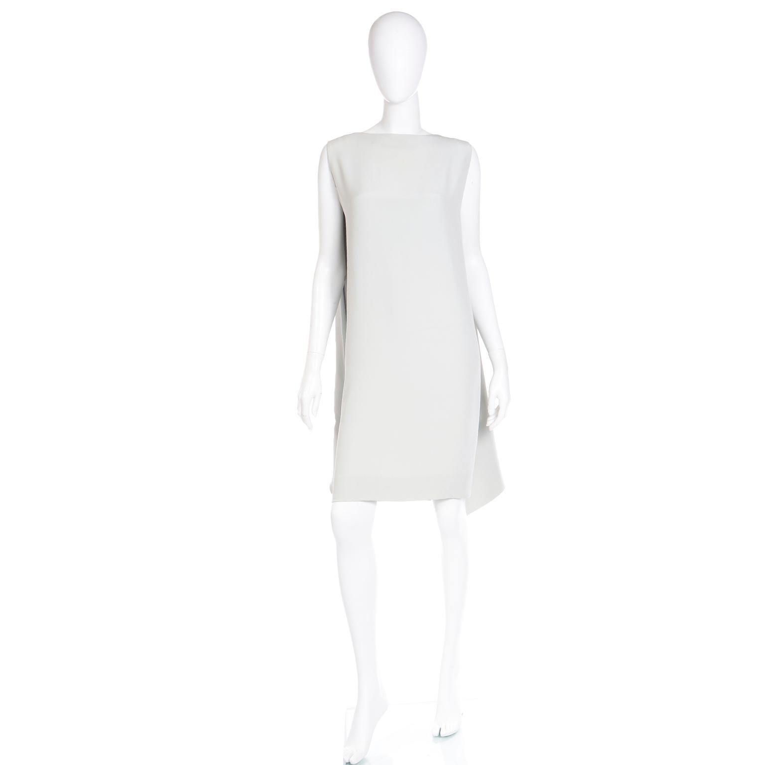 Dieses exquisite Kleid von Pierre Cardin aus den späten 1970er oder frühen 1980er Jahren ist ein Beweis für die Kunstfertigkeit des Designers in Sachen Drapierung und Schneiderei. Getreu dem für ihn typischen Stil dieser Ära steht die scheinbar