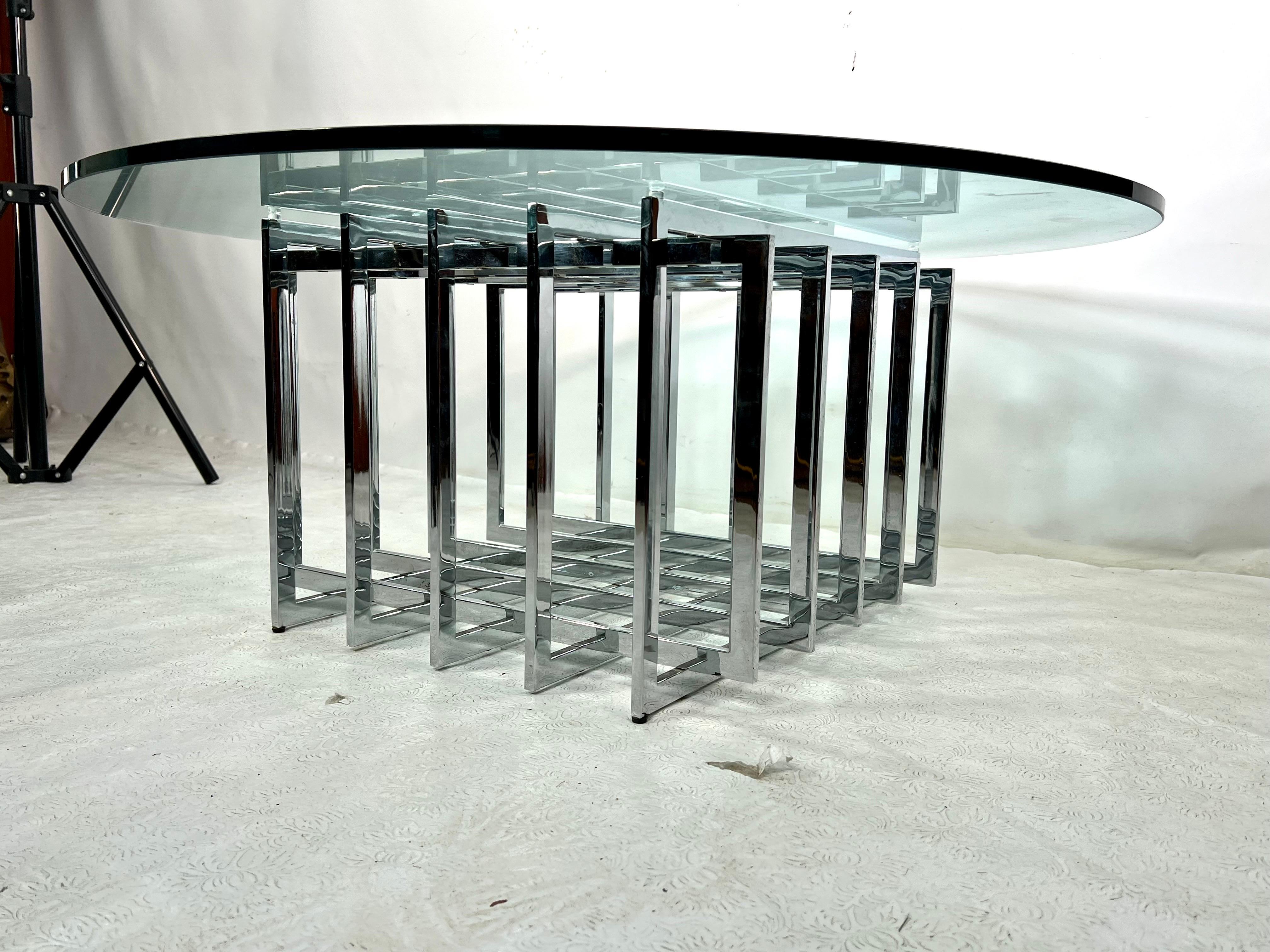 En vente est cette grande table vintage qui a une base de cage de chrome avec un morceau rond de verre. La table semble être de Pierre Cardin, mais elle n'est pas signée.