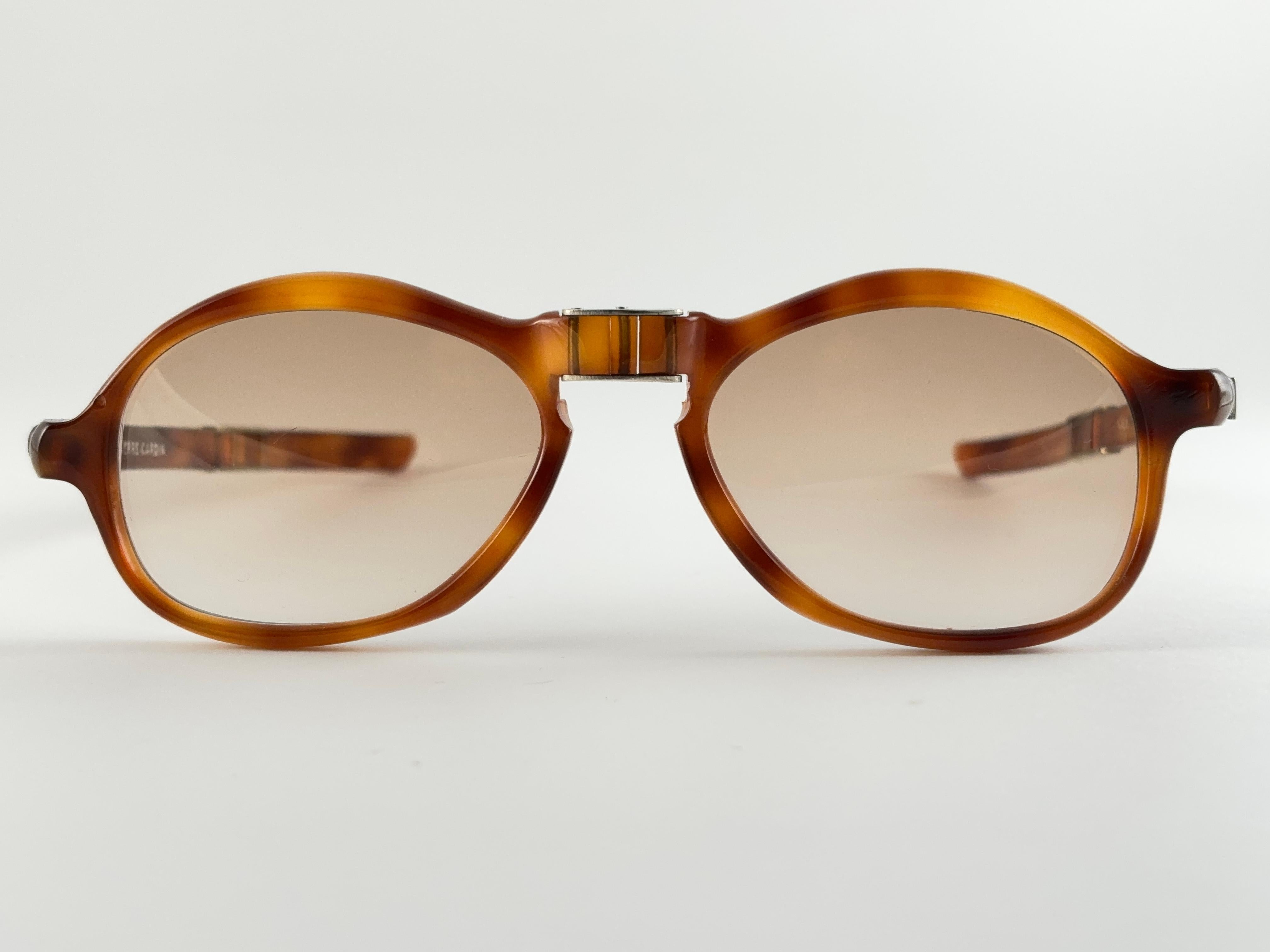 Beige Occhiali da sole vintage Pierre Cardin tartaruga pieghevole da collezione anni '60 Francia in vendita