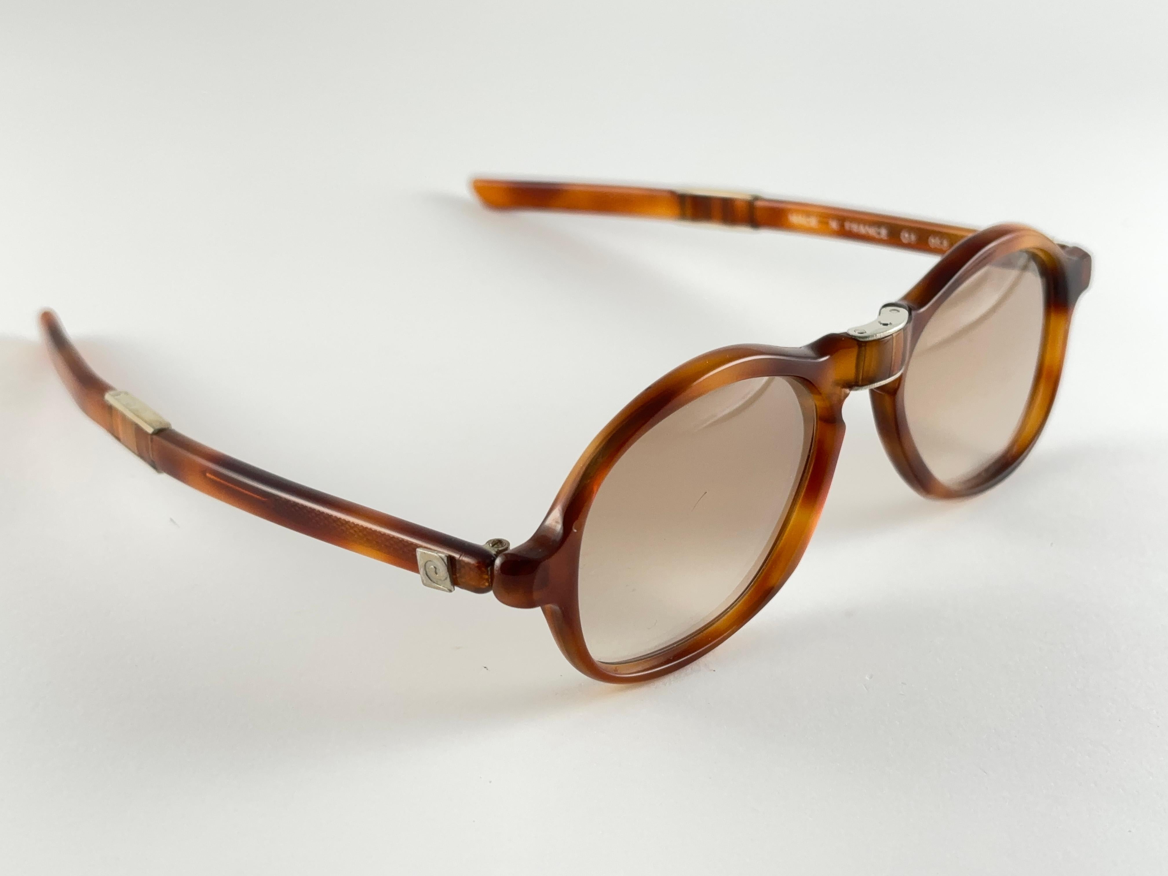 Occhiali da sole vintage Pierre Cardin tartaruga pieghevole da collezione anni '60 Francia In condizioni buone in vendita a Baleares, Baleares