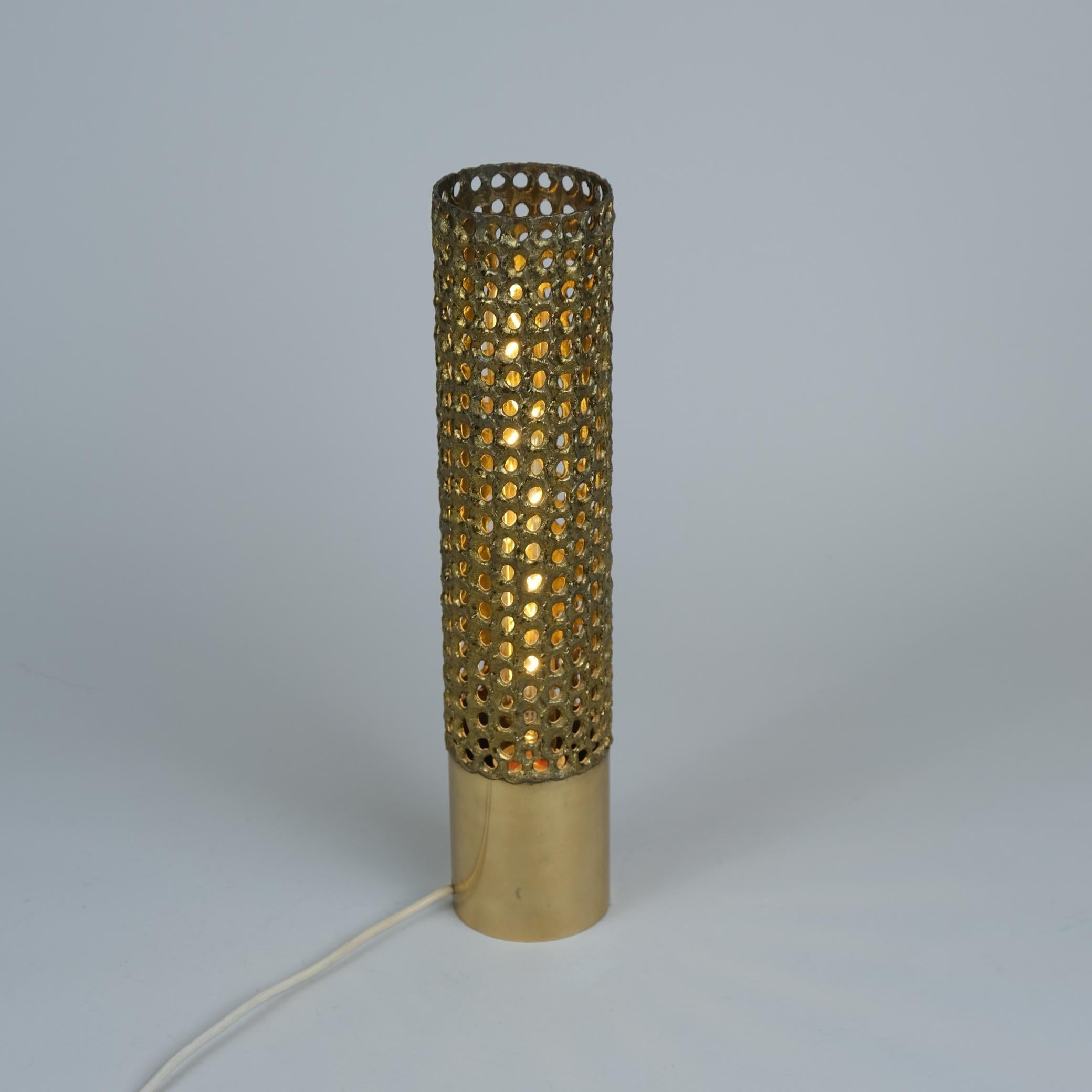 Une belle lampe de table distincte conçue par Pierre Forssell pour Skultuna, dans la seconde moitié du 20e siècle en Suède. Cette lampe de table en laiton massif présente un aspect unique qui ne manquera pas d'attirer l'attention dans n'importe quel