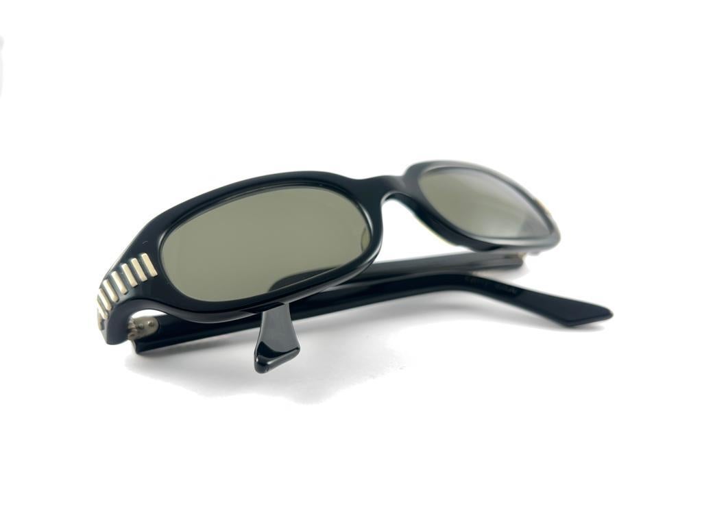 

New Avant Garde Pierre Marly Black Small Rectangular Frame Holding Medium Grey Lenses.

This Pair May Show Minor Sign Of Wear Due To Storage.


Made In France.


Front                                              13.5 Cms

Lens Height             