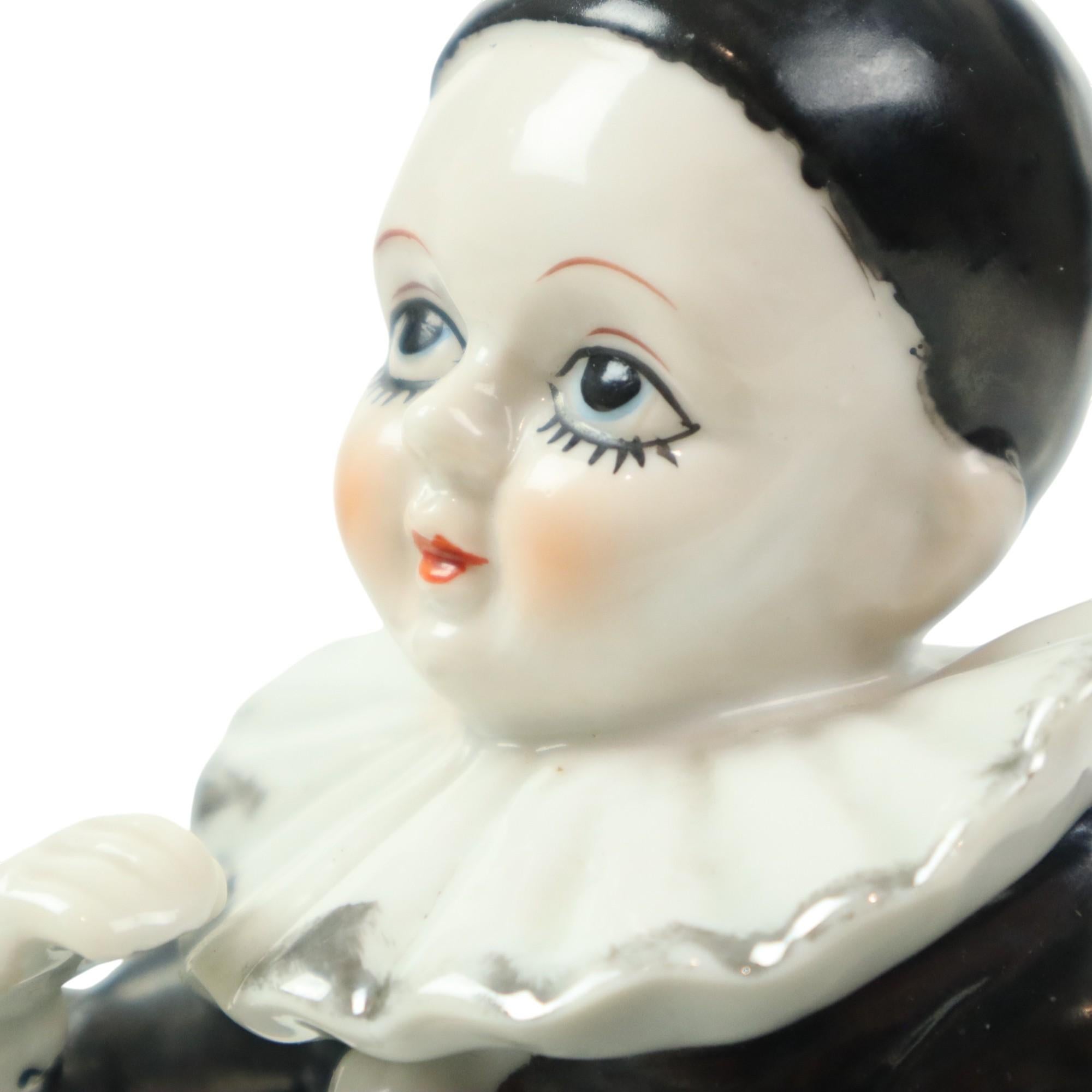 Figurina Pierrot d'epoca in porcellana, seduto, Arlecchino Giullare 14 cm in vendita 3