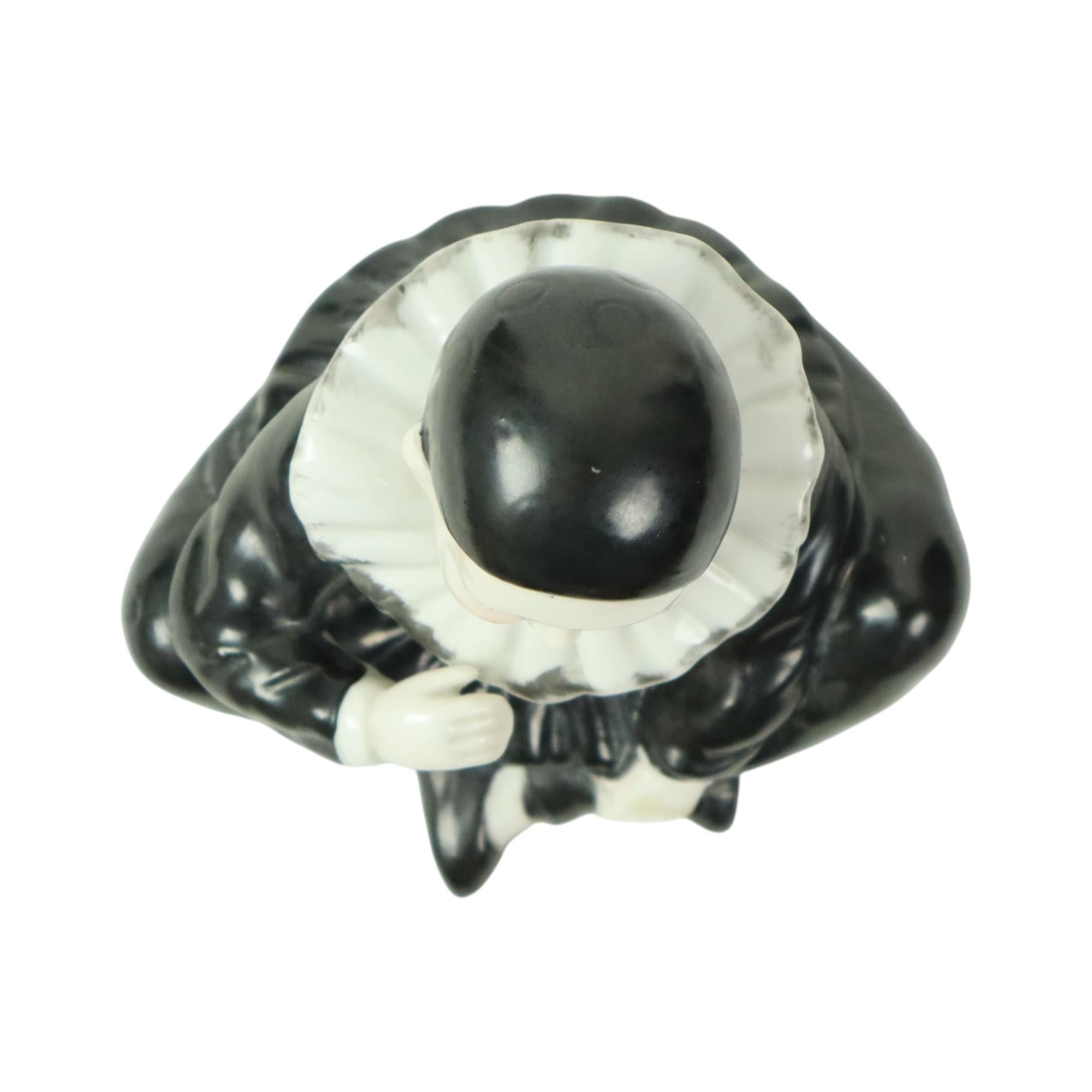 Figurina Pierrot d'epoca in porcellana, seduto, Arlecchino Giullare 14 cm in vendita 5