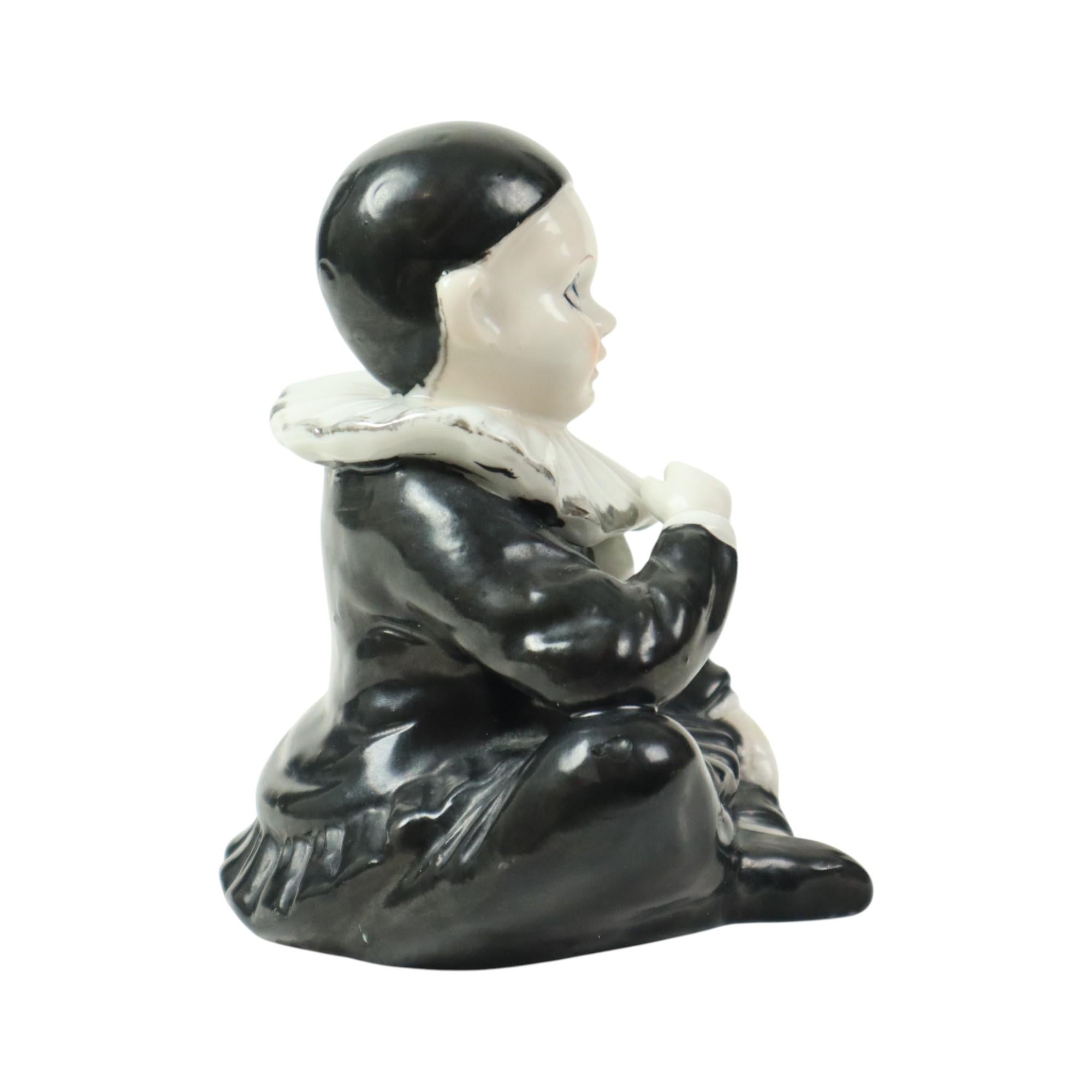 Europeo Figurina Pierrot d'epoca in porcellana, seduto, Arlecchino Giullare 14 cm in vendita