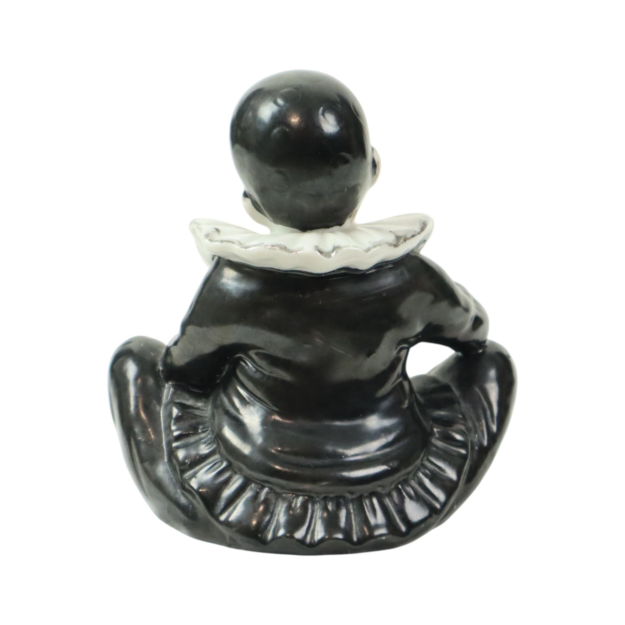 Smaltato Figurina Pierrot d'epoca in porcellana, seduto, Arlecchino Giullare 14 cm in vendita