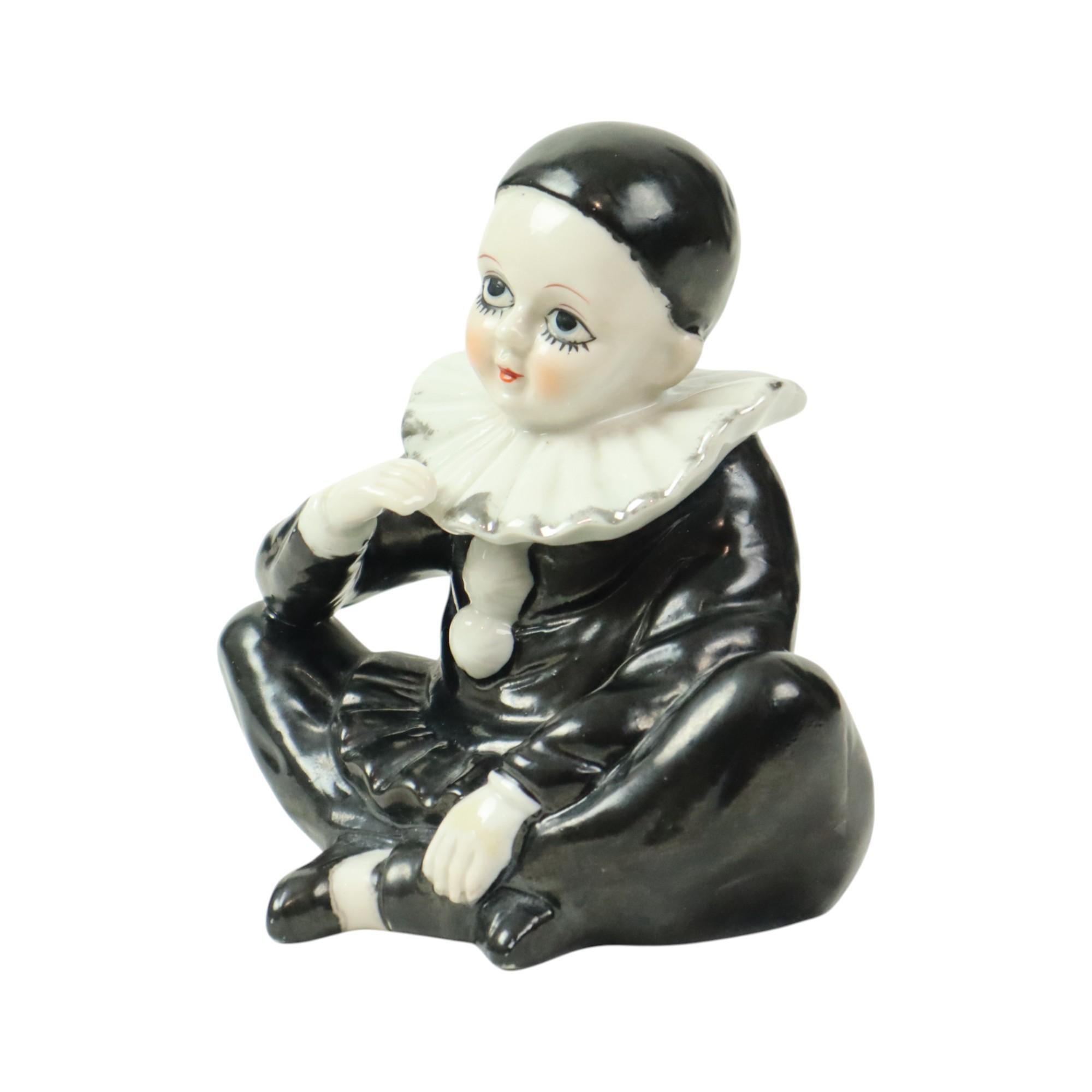 Metà XX secolo Figurina Pierrot d'epoca in porcellana, seduto, Arlecchino Giullare 14 cm in vendita