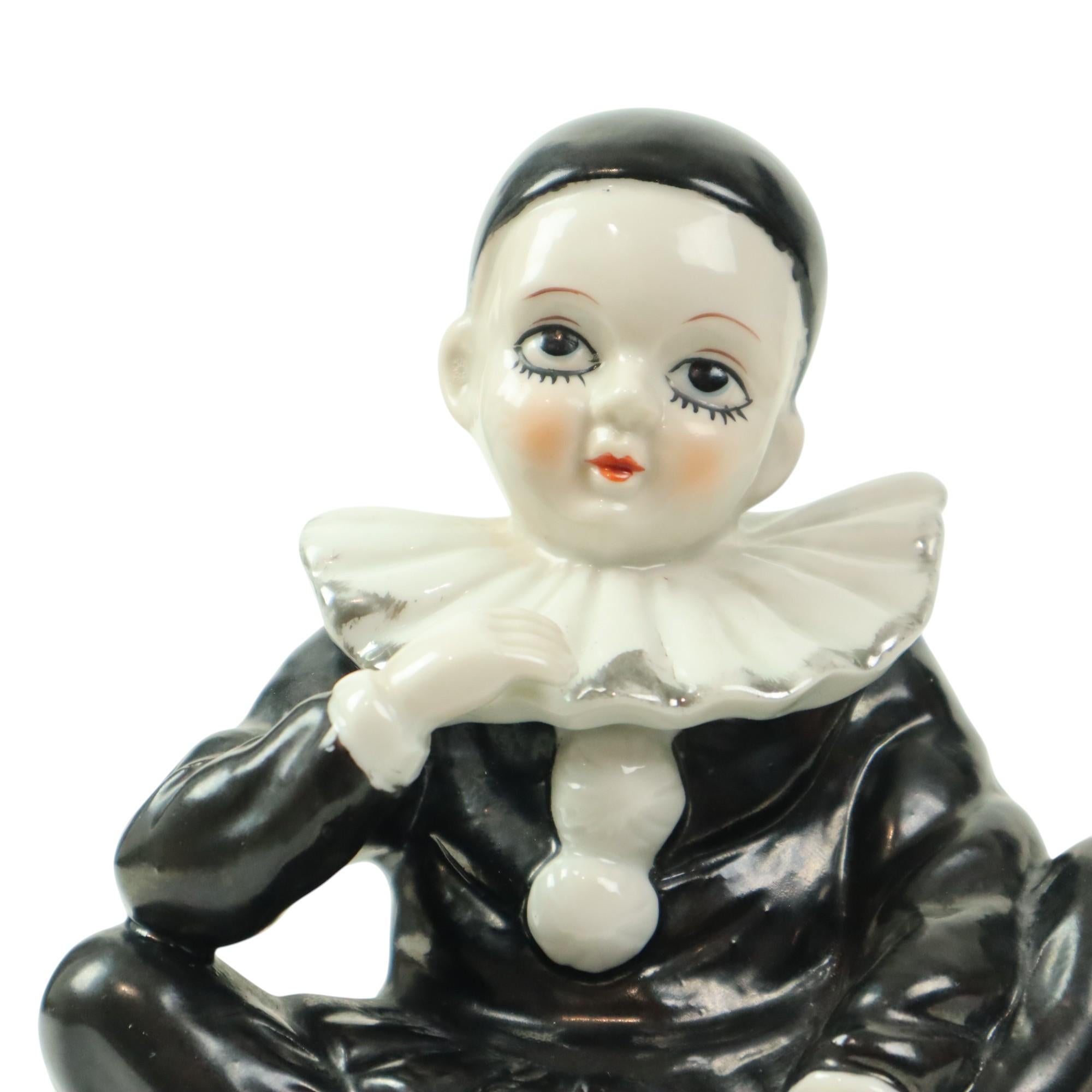 Porcellana Figurina Pierrot d'epoca in porcellana, seduto, Arlecchino Giullare 14 cm in vendita