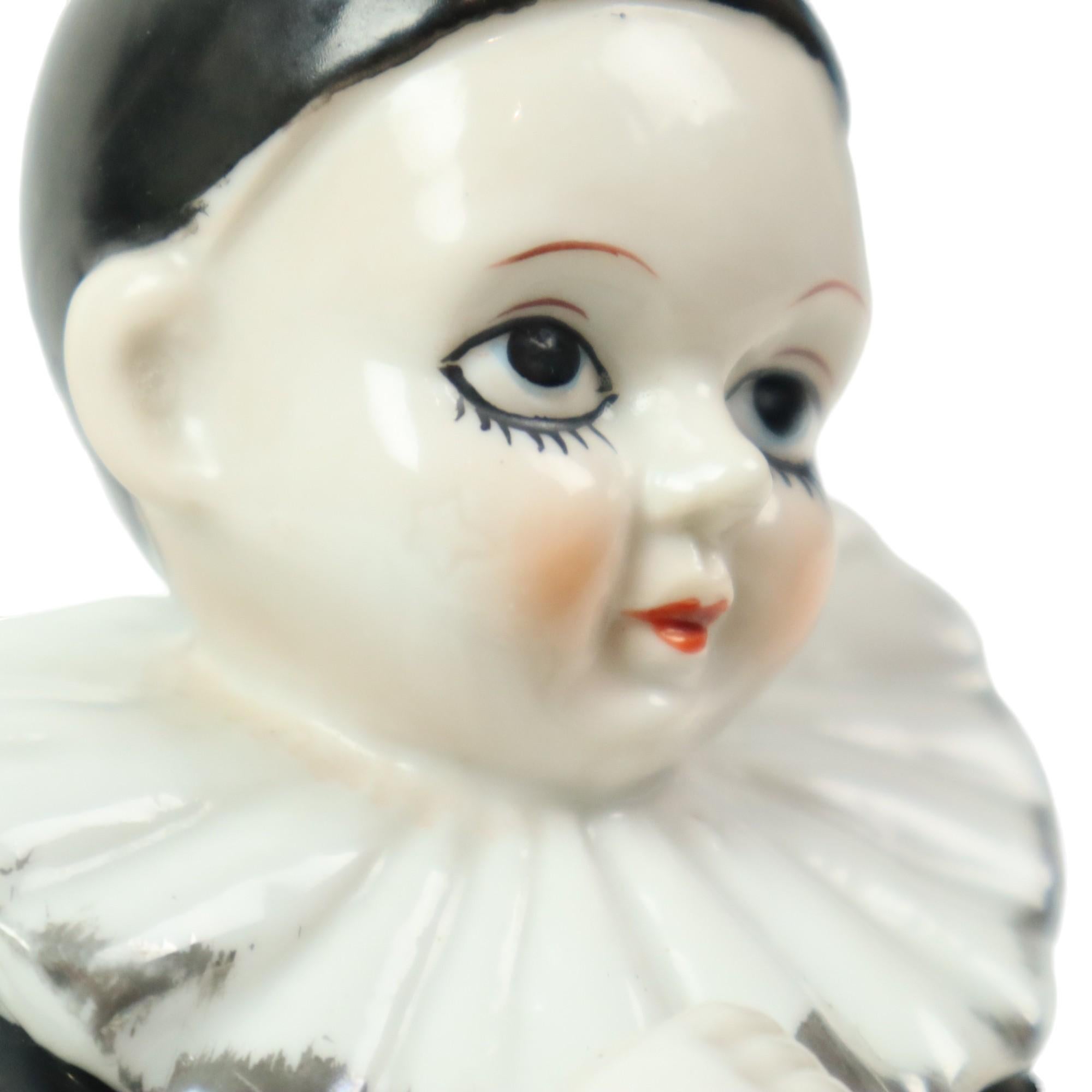 Figurina Pierrot d'epoca in porcellana, seduto, Arlecchino Giullare 14 cm in vendita 1