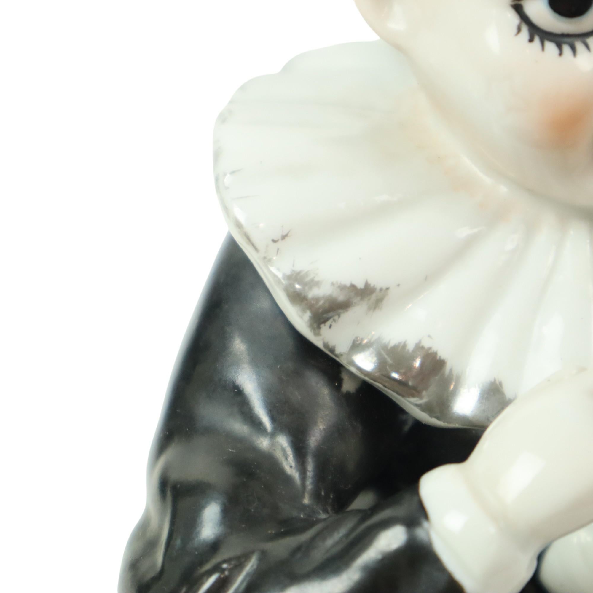 Figurina Pierrot d'epoca in porcellana, seduto, Arlecchino Giullare 14 cm in vendita 2