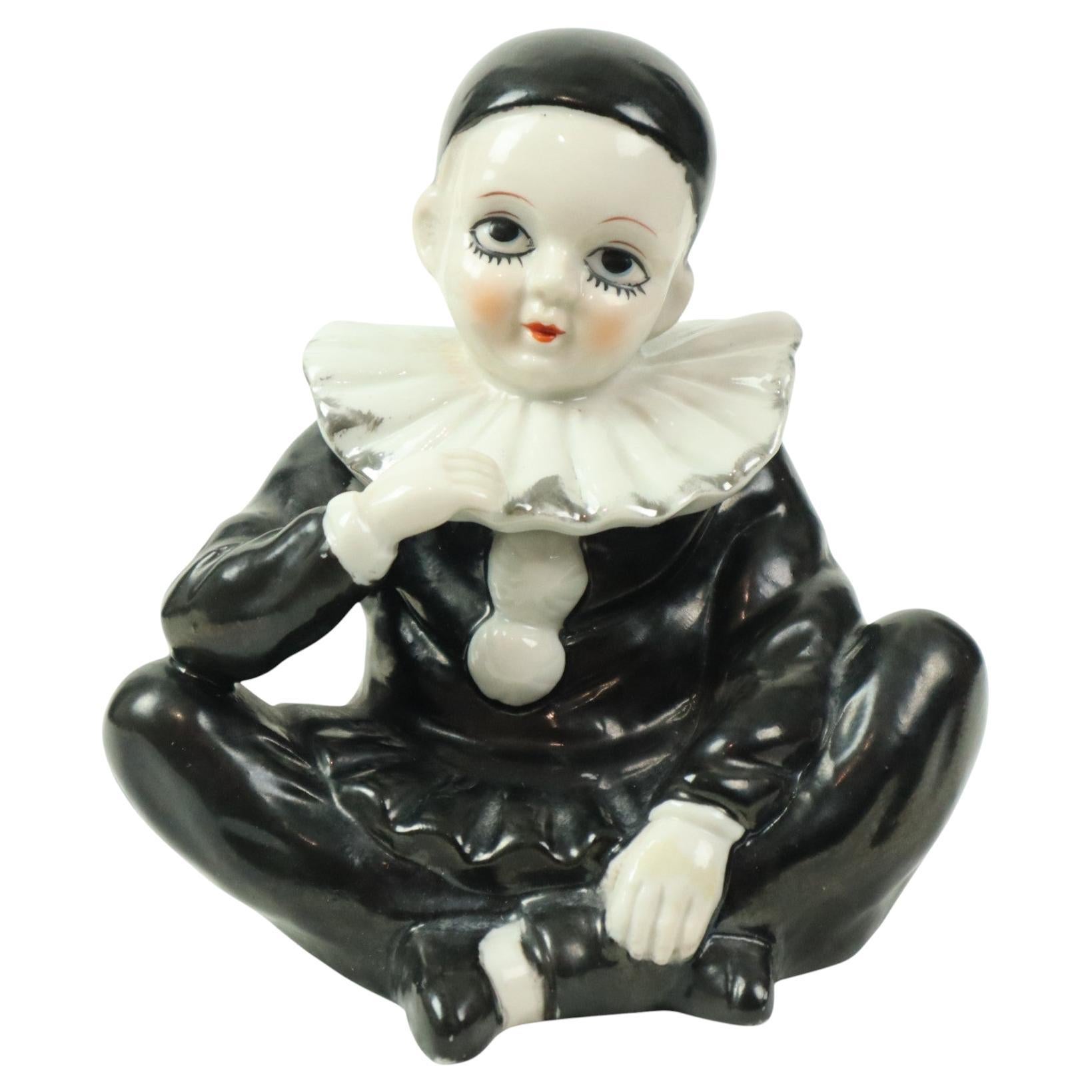 Figurina Pierrot d'epoca in porcellana, seduto, Arlecchino Giullare 14 cm