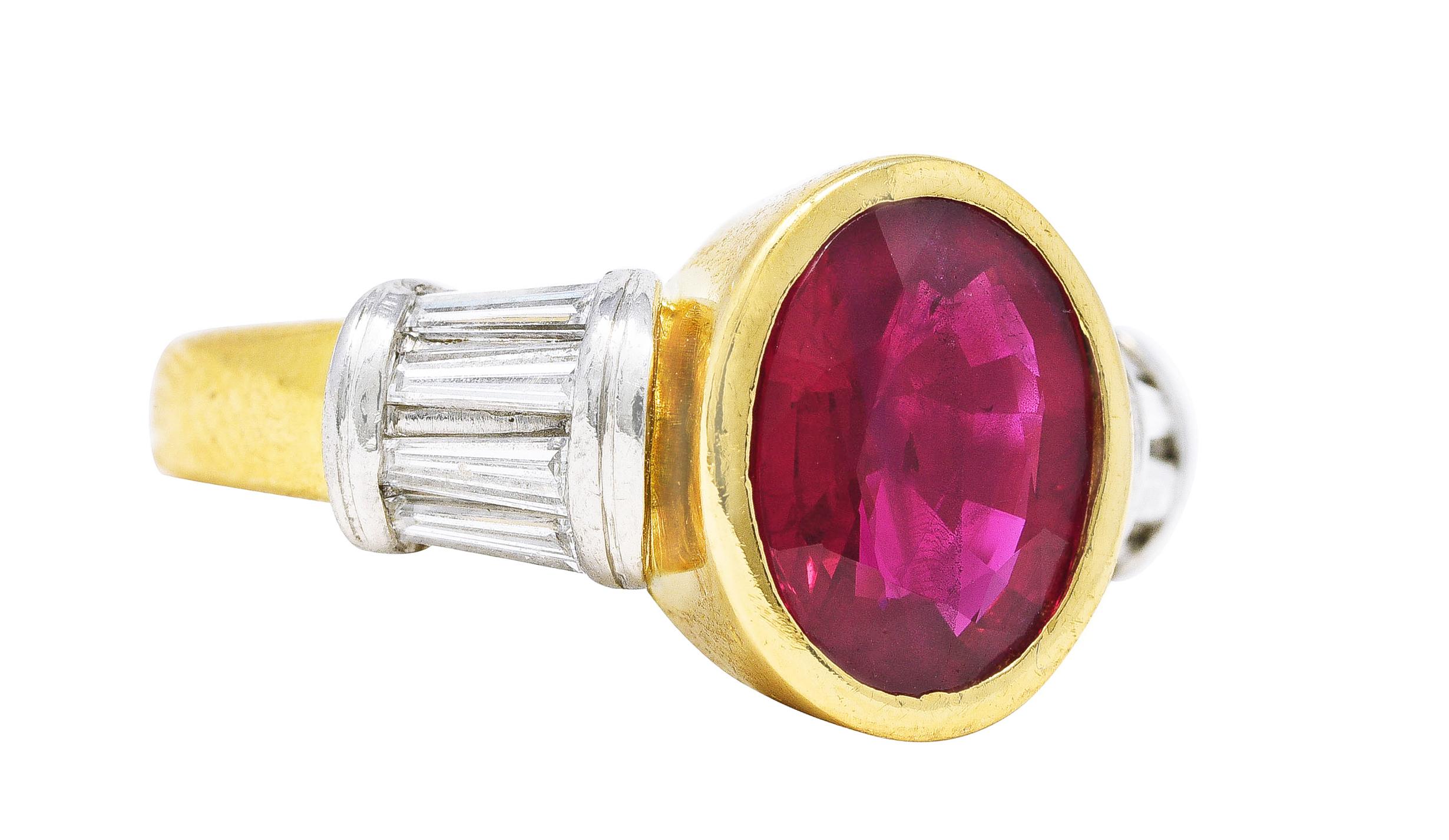 Mit einem oval geschliffenen Burma-Rubin von etwa 2,75 Karat. Transparent mit leuchtend roter Farbe - laut Zertifikat als Taubenblut und burmesischen Ursprungs eingestuft. Die Lünette ist in eine polierte Goldfassung eingefasst und wird von