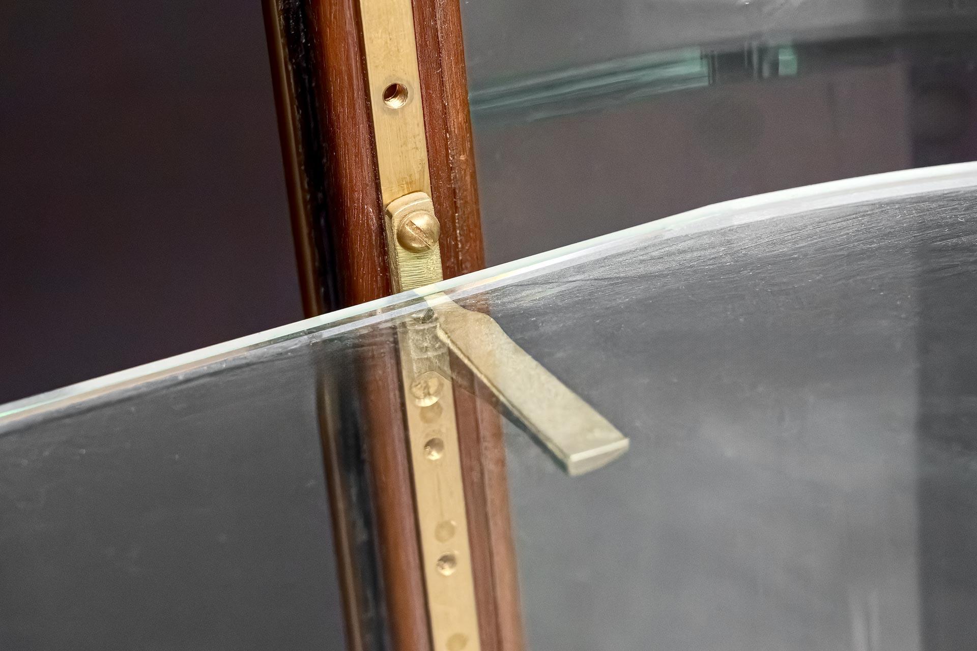 Vintage pill shaped bow ended display cabinet In Good Condition For Sale In Alton, GB