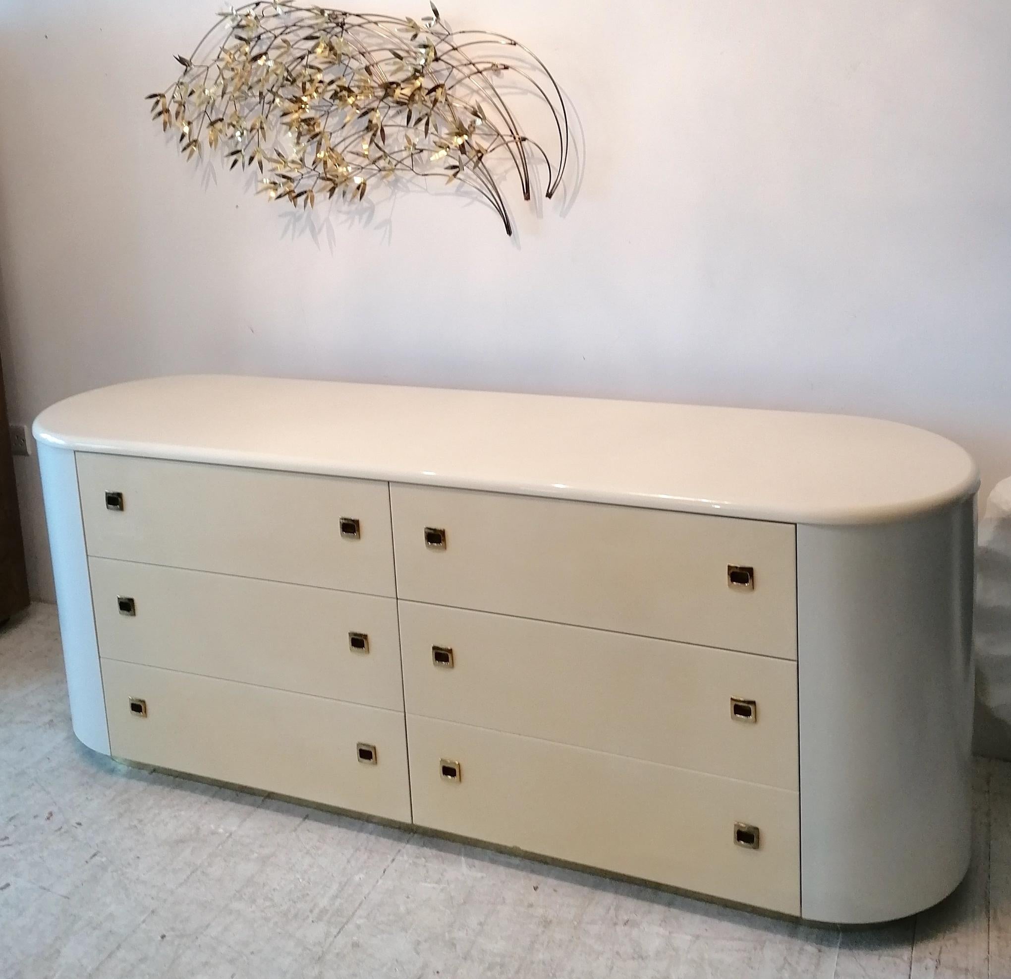 American Vintage pill shaped cream lacquer sideboard / dresser w drawers, 1980s american For Sale
