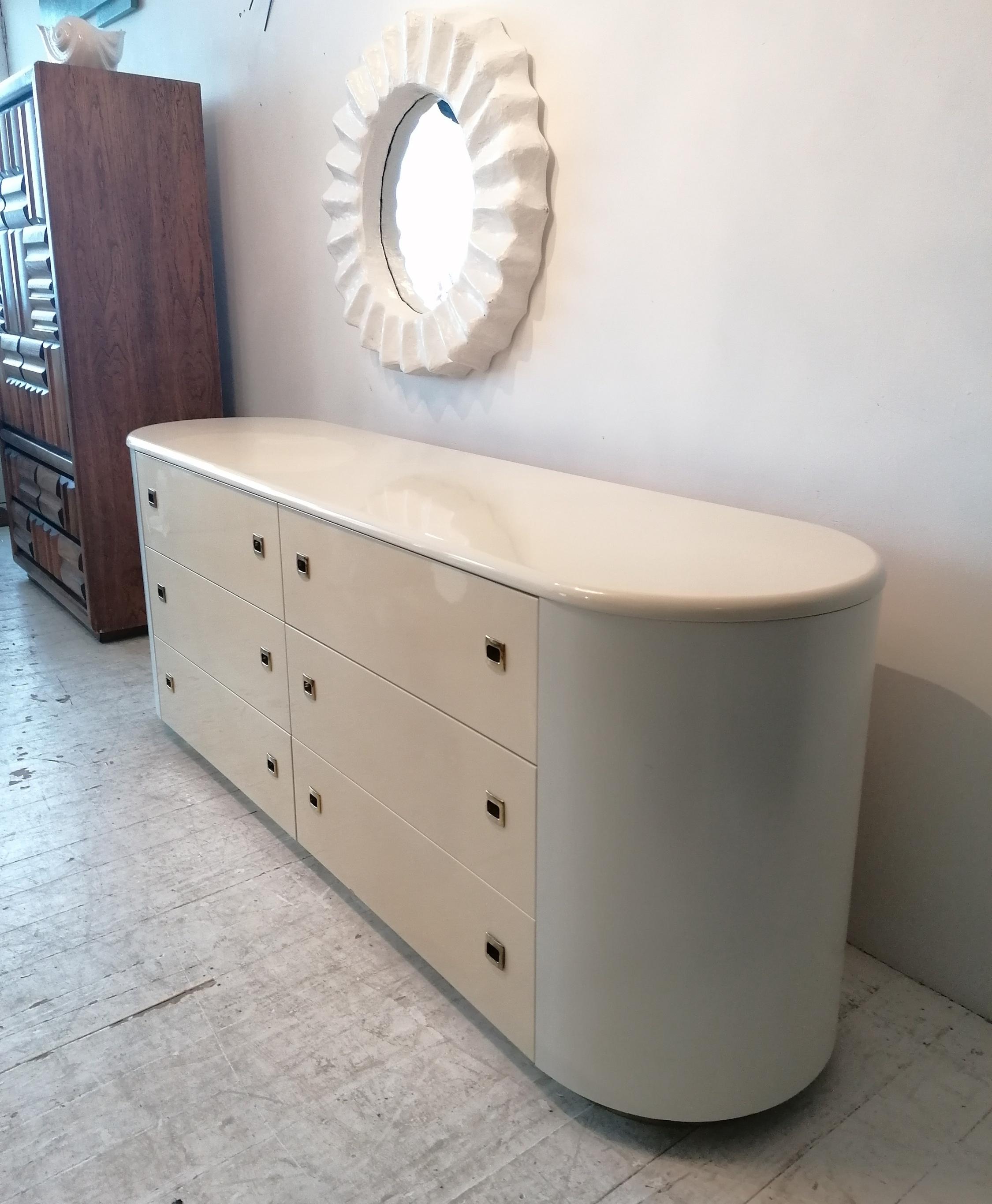 Vintage pill shaped cream lacquer sideboard / dresser w drawers, 1980s american In Good Condition For Sale In Hastings, GB