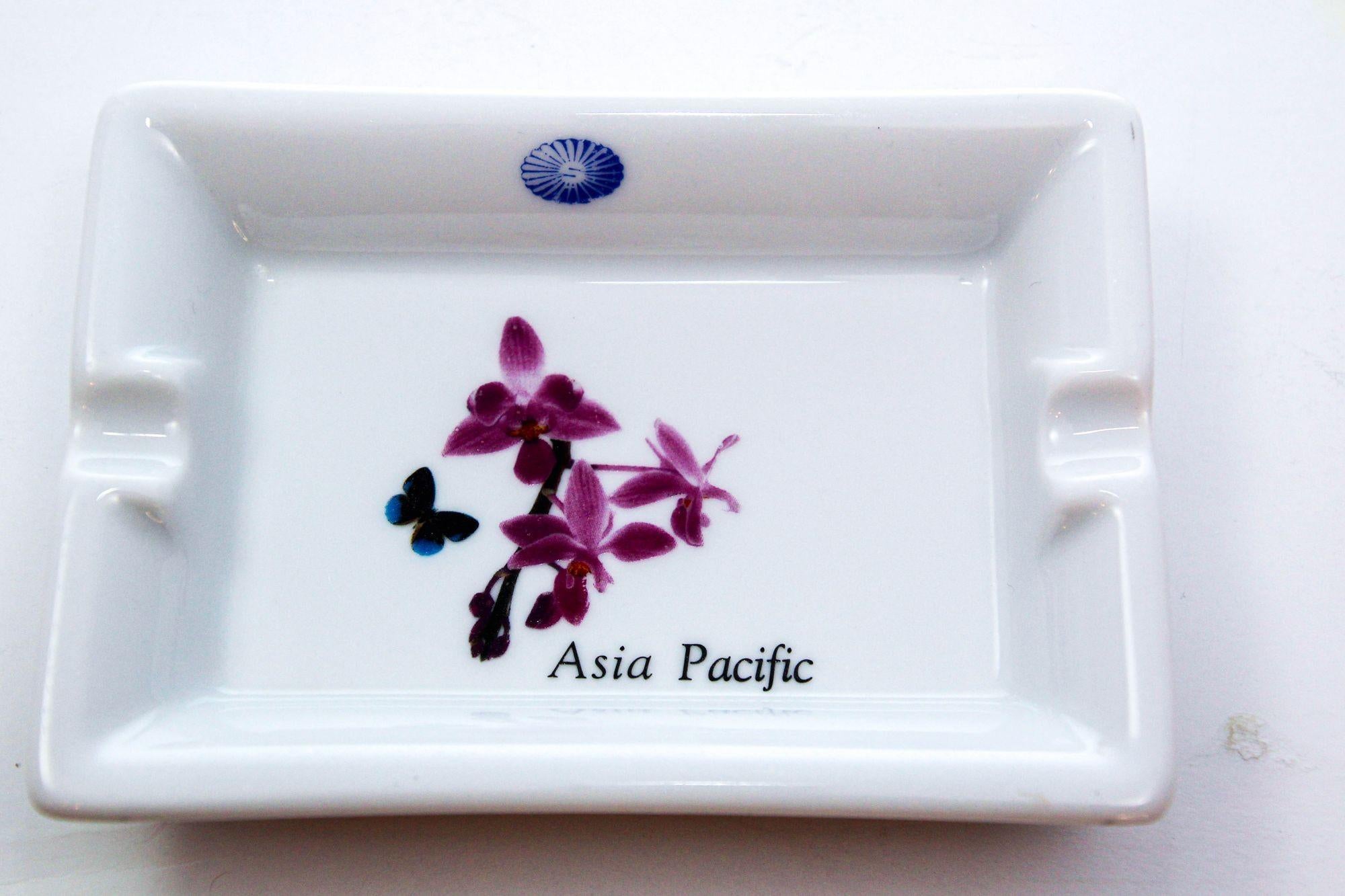 Posacenere d'epoca in porcellana Pillivuyt Francia Asia Pacifico Piatto da collezione.
Posacenere da collezione in porcellana vintage di Laufen Pillivuyt, Francia.
Portachiavi, posacenere, vide poche o porta spille in porcellana francese Pillivuyt