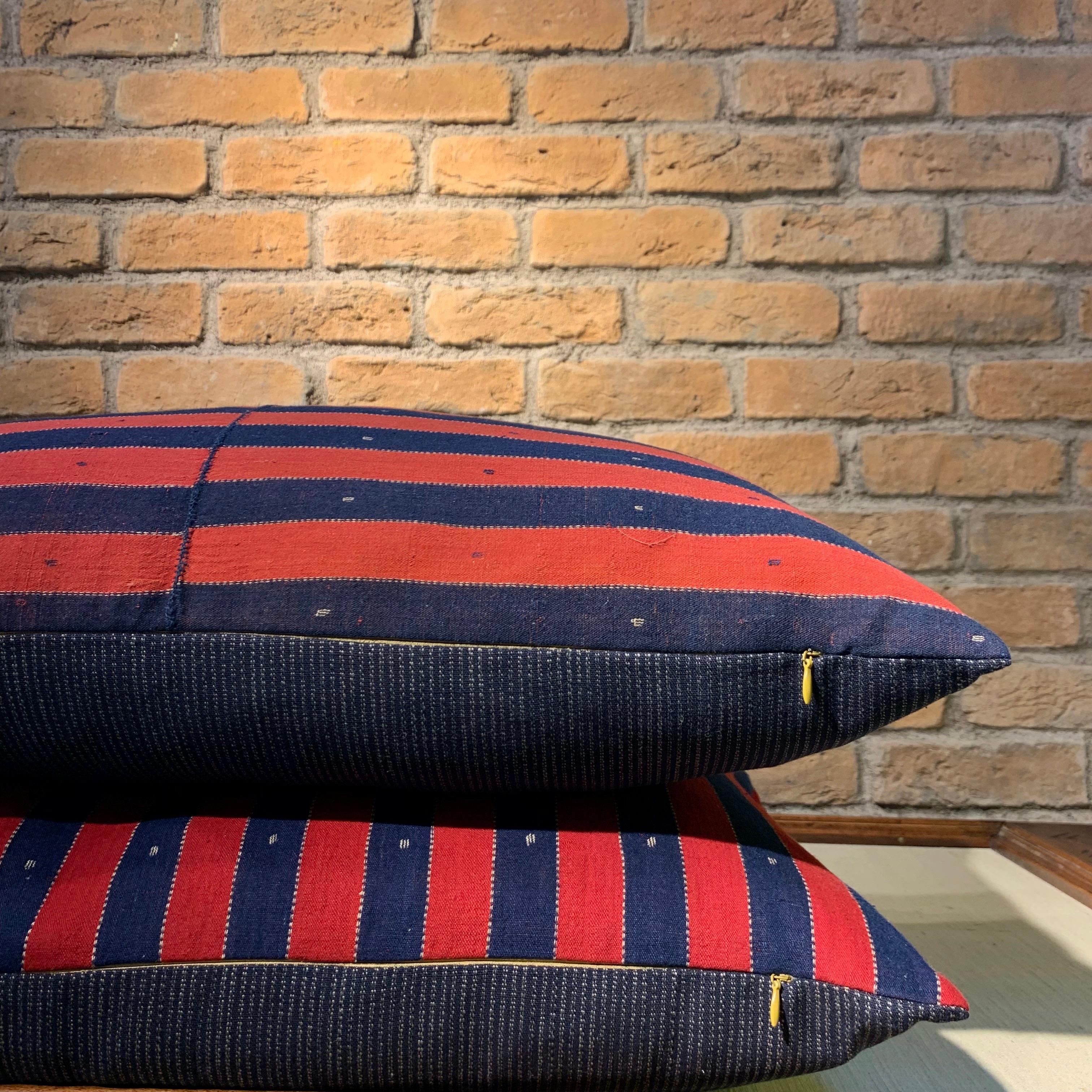 Ce textile exceptionnel brodé à la main s'inspire de la riche tradition de la broderie ottomane du XVIe au XIXe siècle, réimaginée pour le présent. Créée comme une pièce maîtresse unique, elle peut être exposée comme art mural ou utilisée comme un