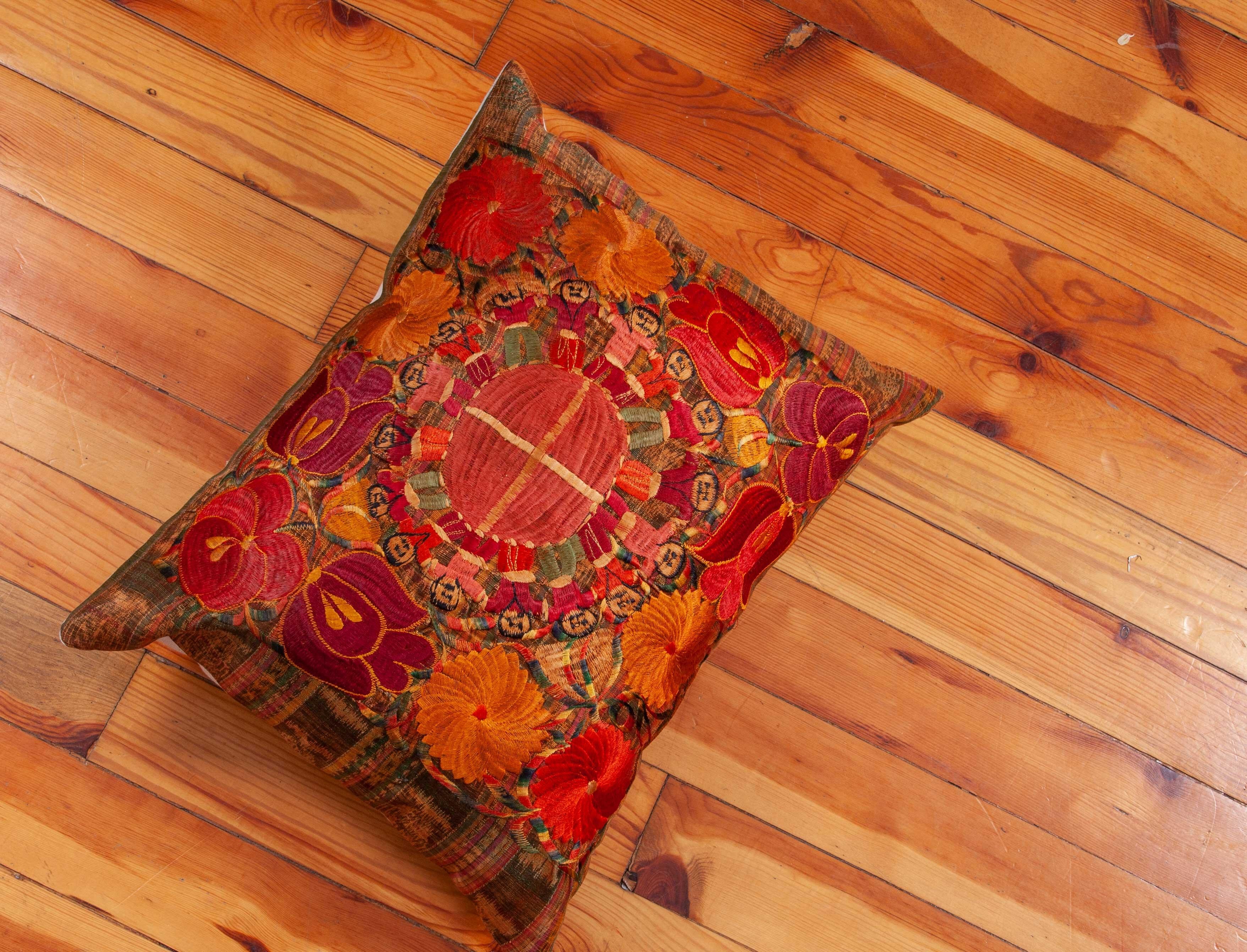 Vintage Pillow Case Fashioned from a Guatamalan Huipil Embroidery, 1960s In Good Condition In Istanbul, TR