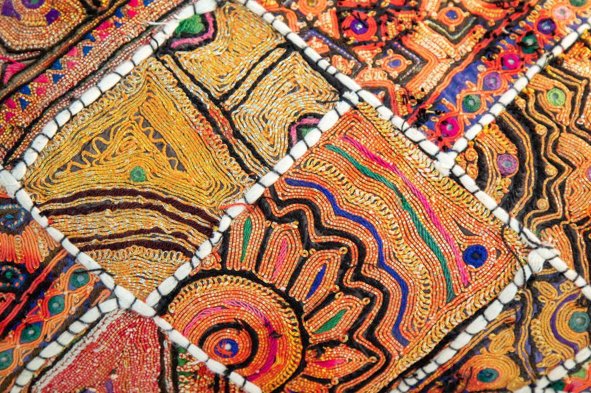 Vintage-Kissen aus buntem, besticktem Stoff-Patchwork Rajasthan Indien im Angebot 4