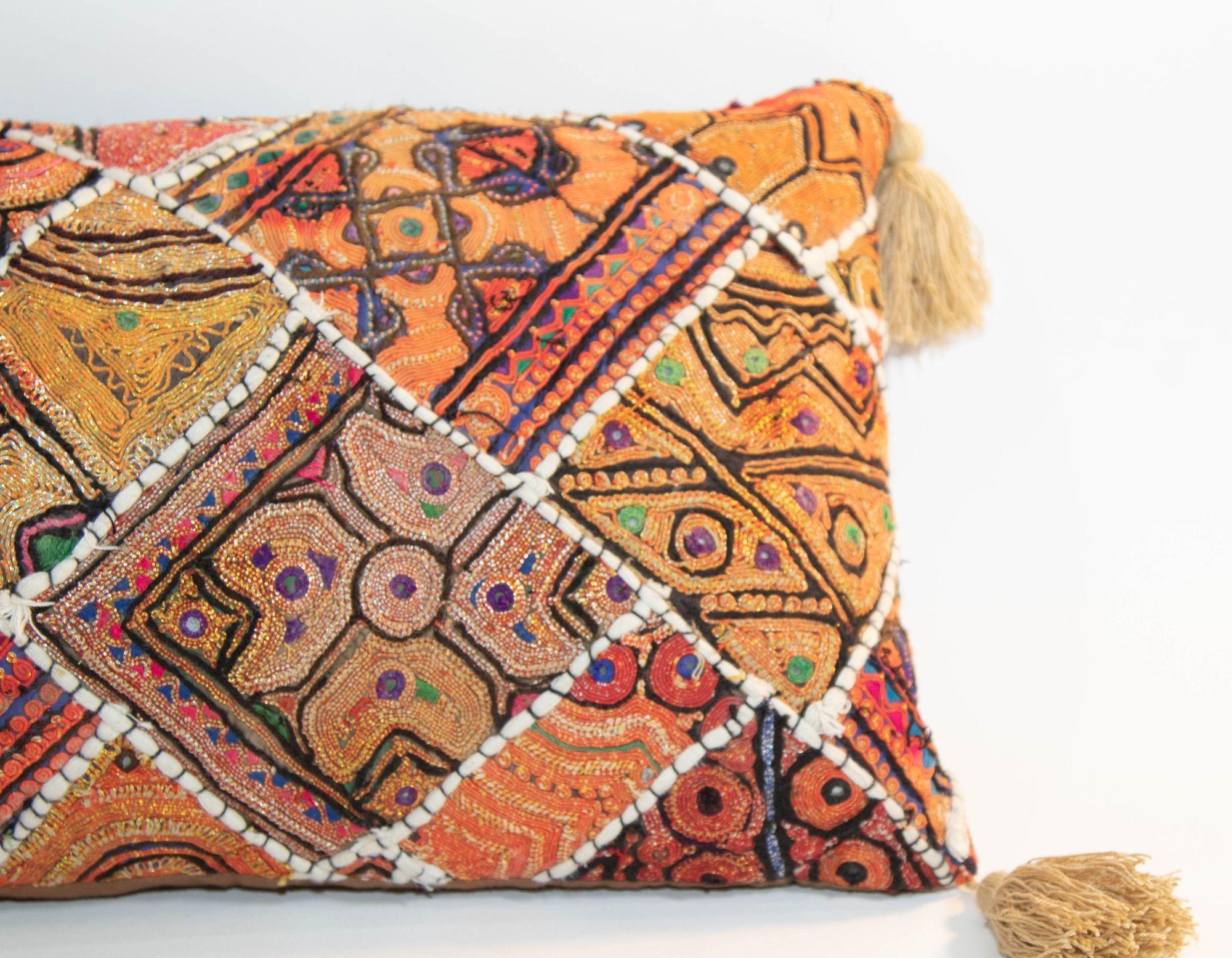 Vintage Lumbar Pillow aus bunt besticktem Stoff Rajasthan Indien.
Dieses handbestickte Zierkissen mit Quasten wird in Rajasthan, Indien, hergestellt.
Handgefertigt aus recyceltem, verziertem, ethnischem Patchwork-Stoff mit Sisha-Spiegeln und