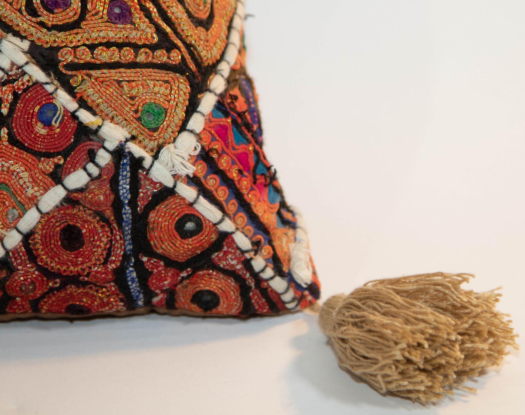 Vintage-Kissen aus buntem, besticktem Stoff-Patchwork Rajasthan Indien (Böhmisch) im Angebot