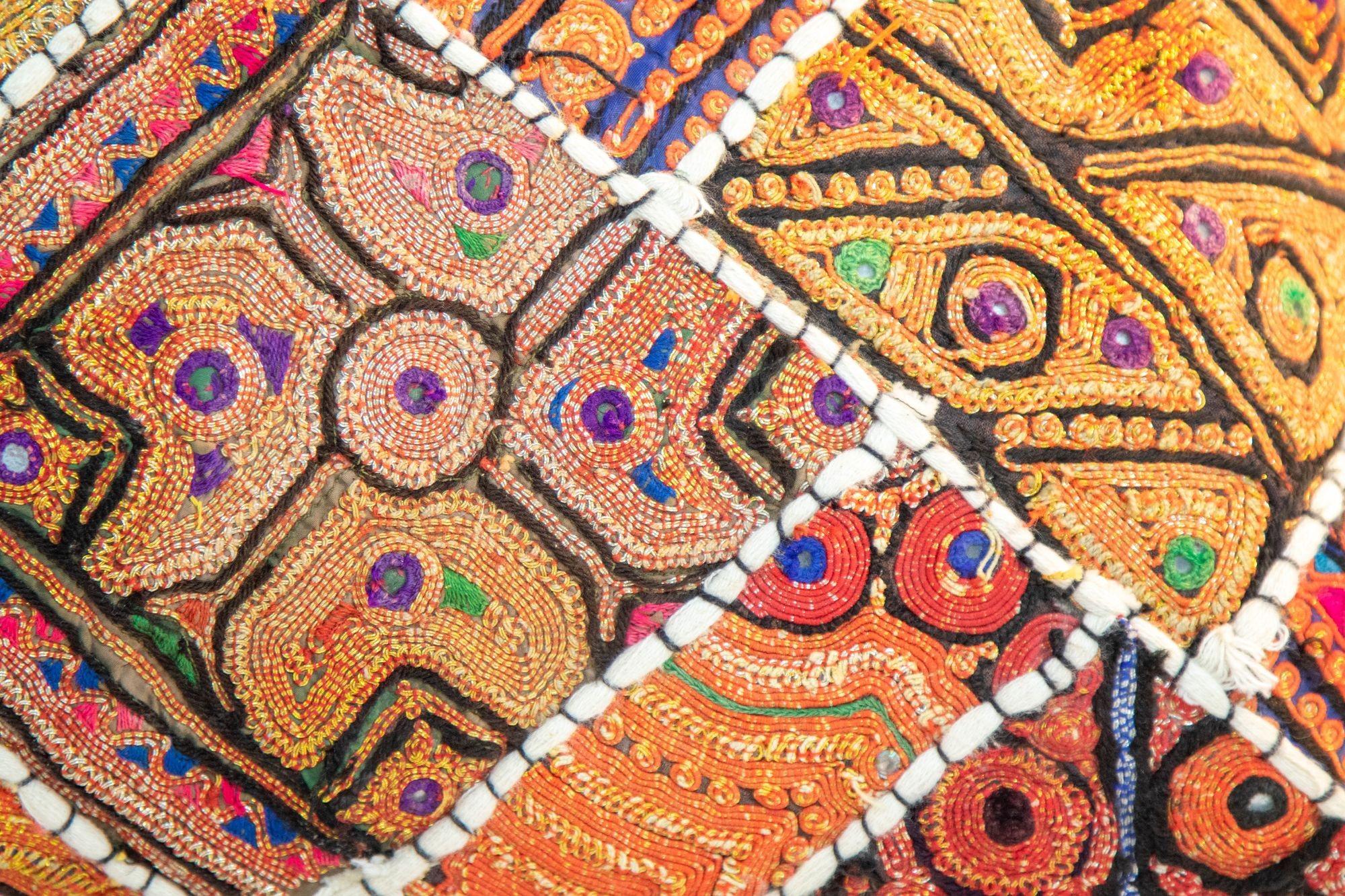 Vintage-Kissen aus buntem, besticktem Stoff-Patchwork Rajasthan Indien (Indisch) im Angebot