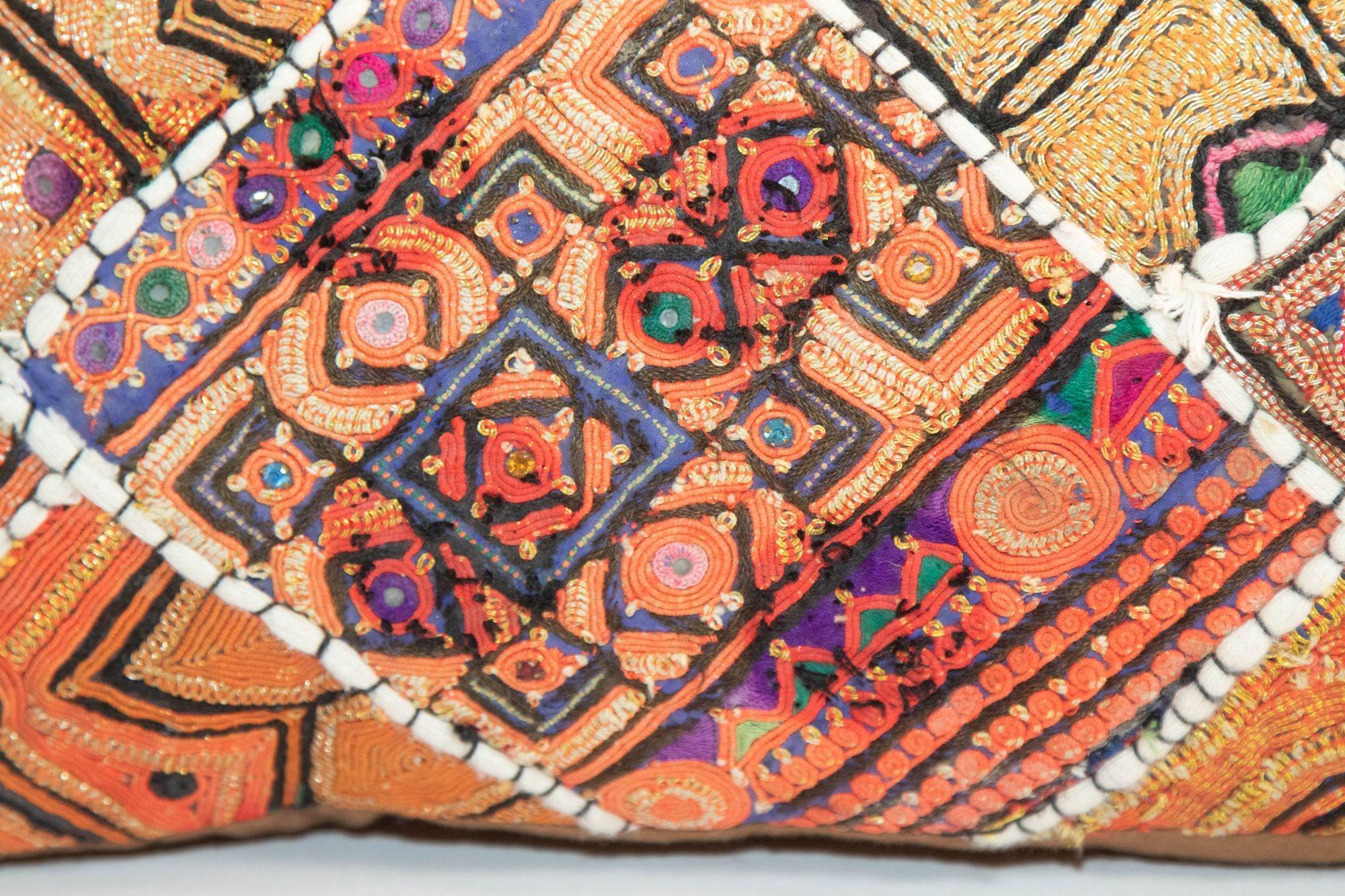 Vintage-Kissen aus buntem, besticktem Stoff-Patchwork Rajasthan Indien (Handgefertigt) im Angebot
