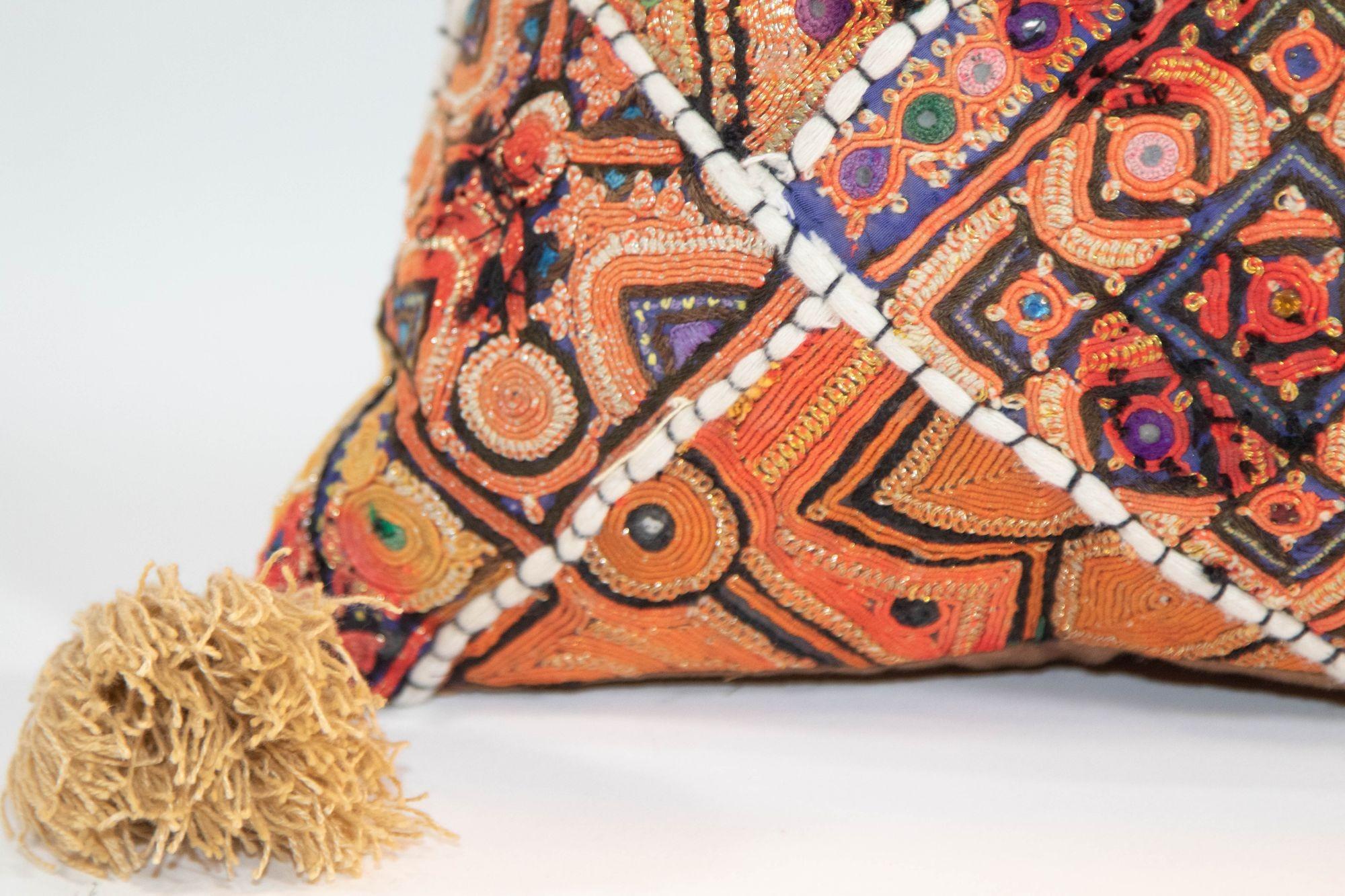 Vintage-Kissen aus buntem, besticktem Stoff-Patchwork Rajasthan Indien im Zustand „Gut“ im Angebot in North Hollywood, CA