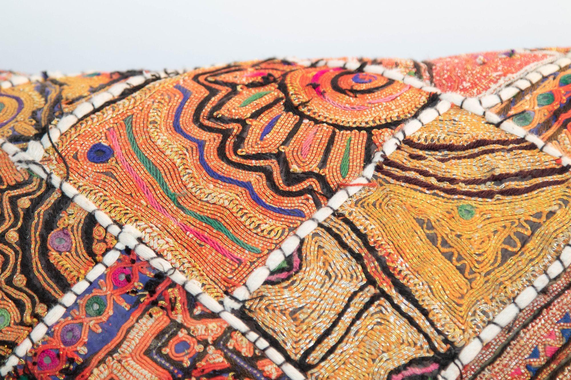 Vintage-Kissen aus buntem, besticktem Stoff-Patchwork Rajasthan Indien (20. Jahrhundert) im Angebot