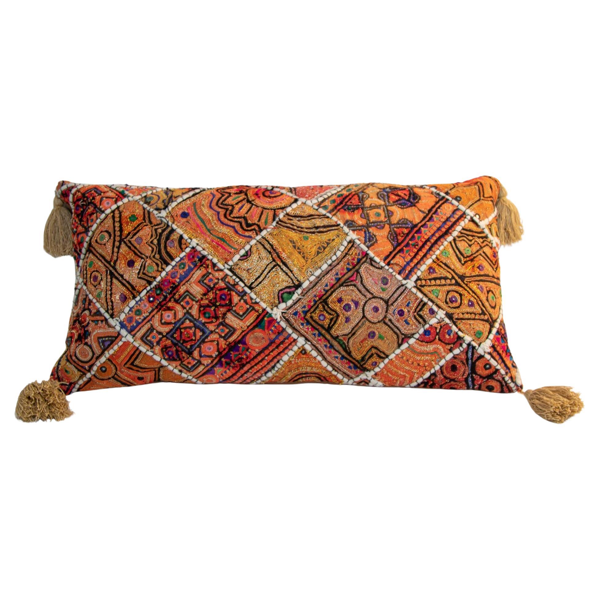 Vintage-Kissen aus buntem, besticktem Stoff-Patchwork Rajasthan Indien im Angebot