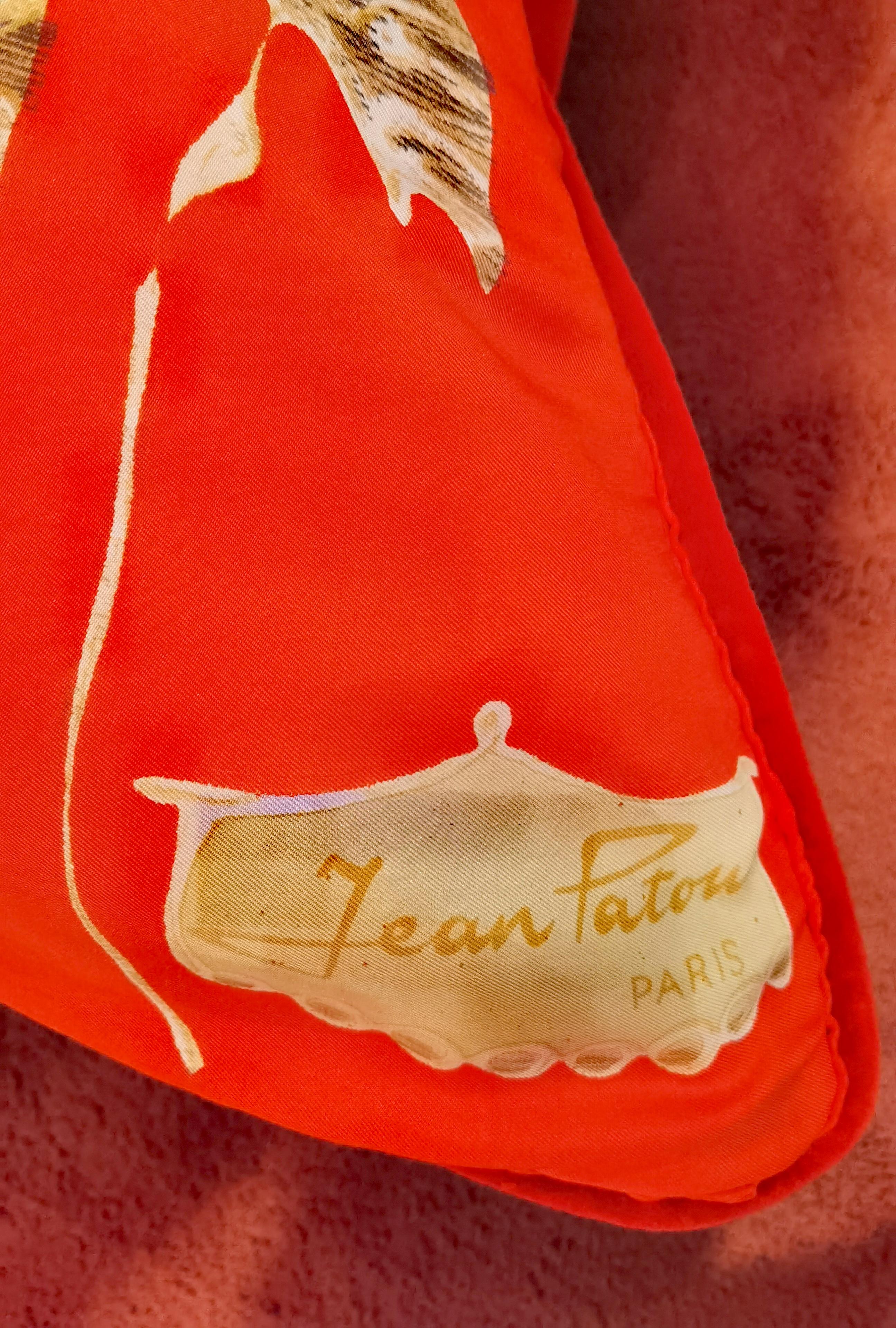 Handgefertigtes Kissen von Sofina Boutique Kitzbühel aus einem Vintage-Seidenschal von Jean Patou. Das Design zeigt ein indisches Dekor mit einem Elefanten in Beige auf roter Seide. Rückseite roter Samt. Großformat 75 x 75 cm. Gefüllt mit 100%