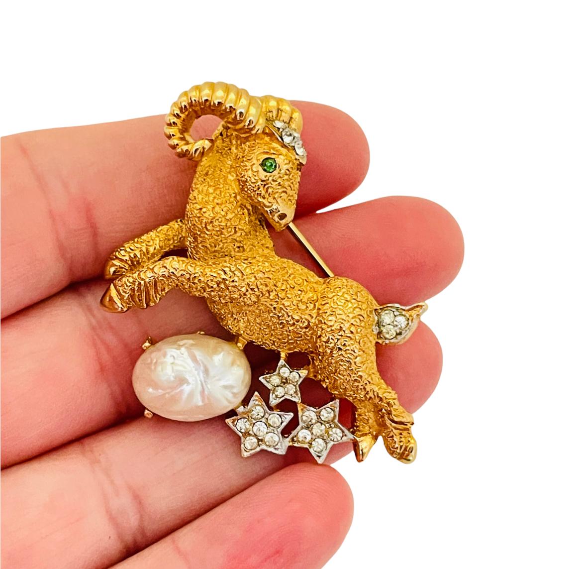 Vintage PIM gold pearl rhinestone ram designer brooch In Good Condition In Palos Hills, IL