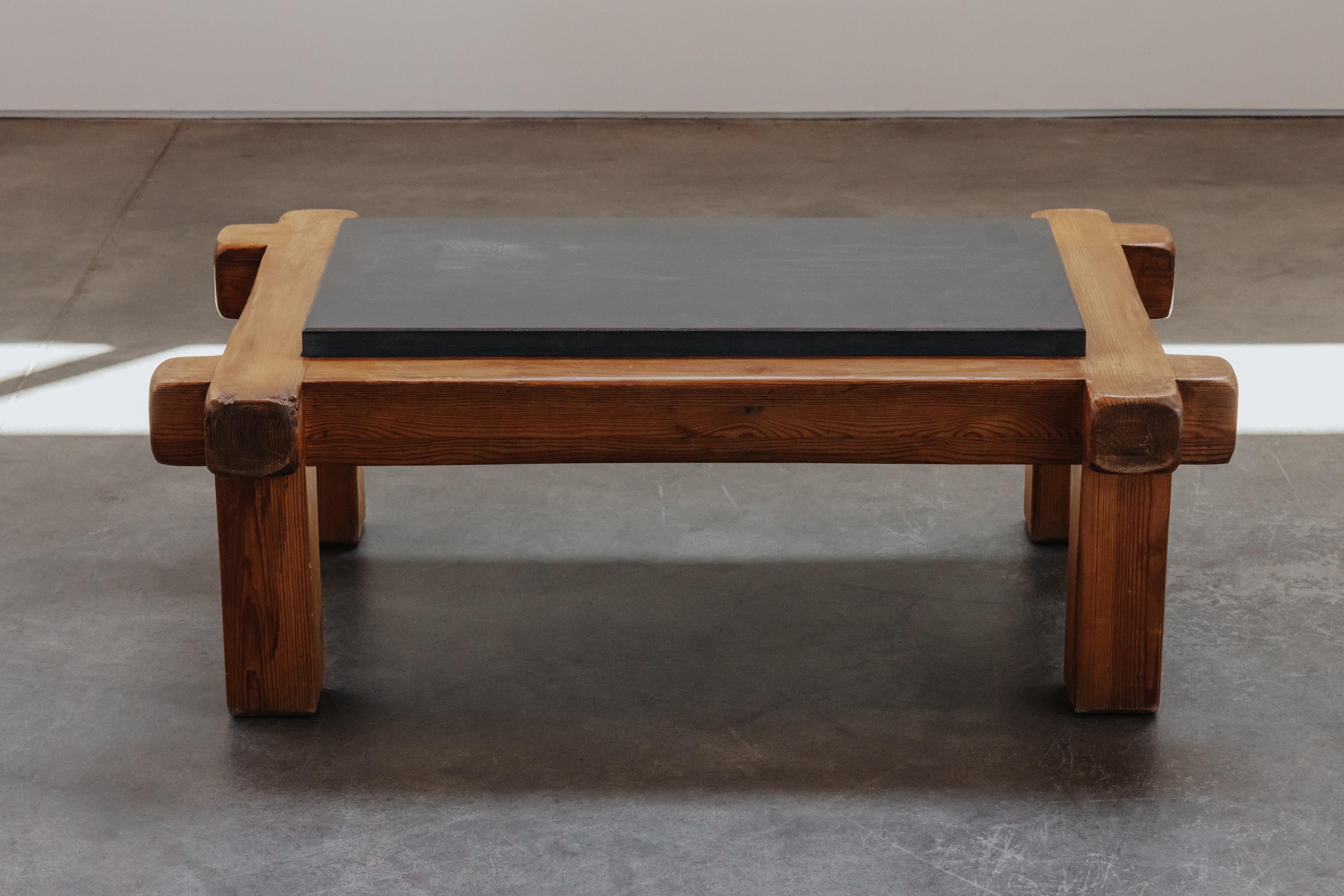 Table basse vintage en pin et ardoise de France, Circa 1970.  Construction en pin massif avec plateau en ardoise incrusté.  Très bon état avec une usure et une utilisation très légères.