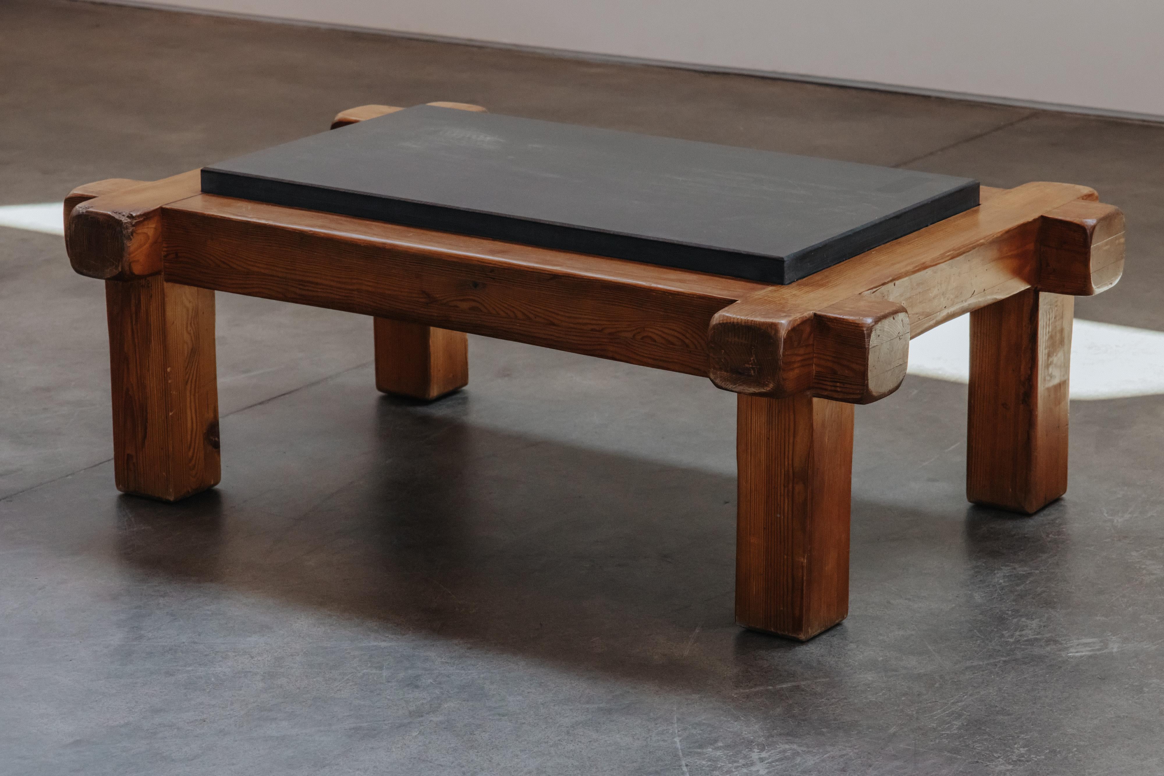 Table basse vintage en pin et ardoise de France, Circa 1970 Bon état - En vente à Nashville, TN