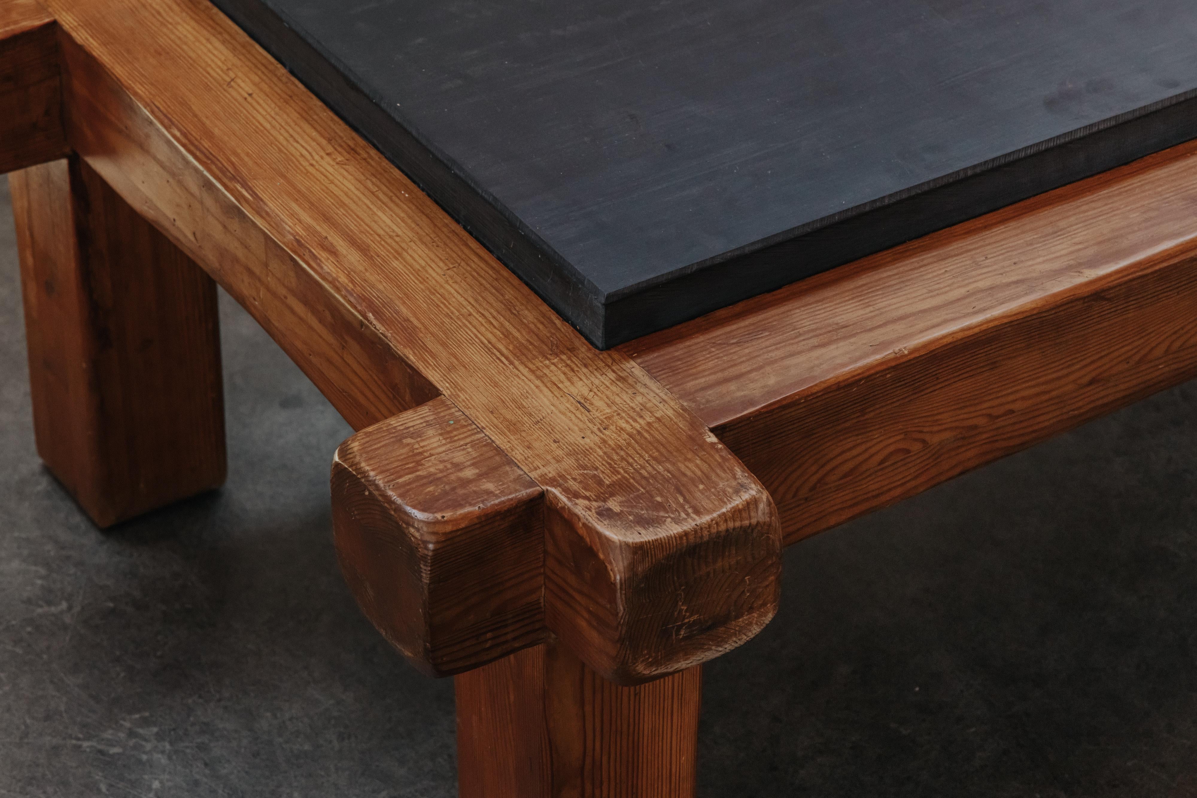 Fin du 20e siècle Table basse vintage en pin et ardoise de France, Circa 1970 en vente