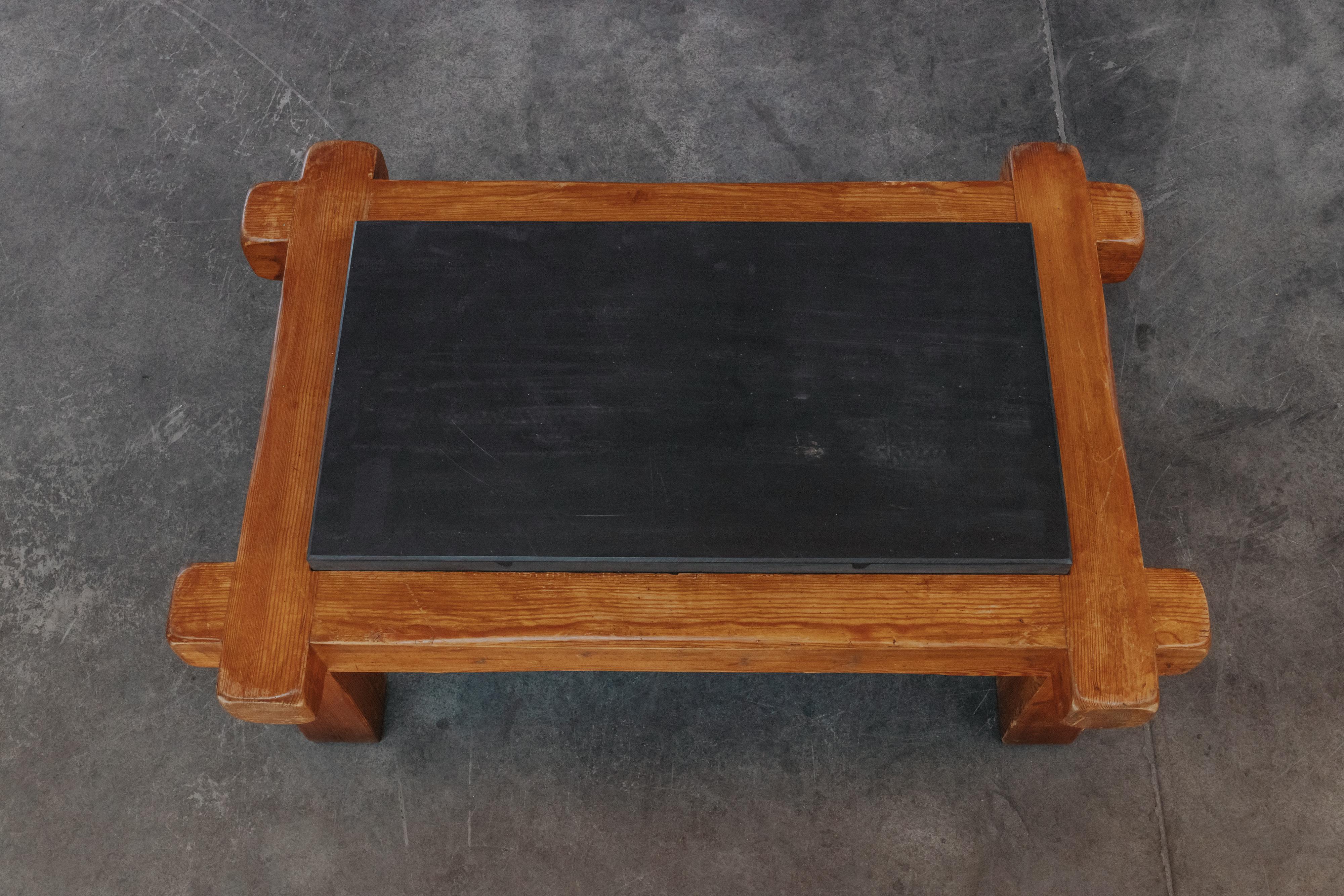 Pin Table basse vintage en pin et ardoise de France, Circa 1970 en vente