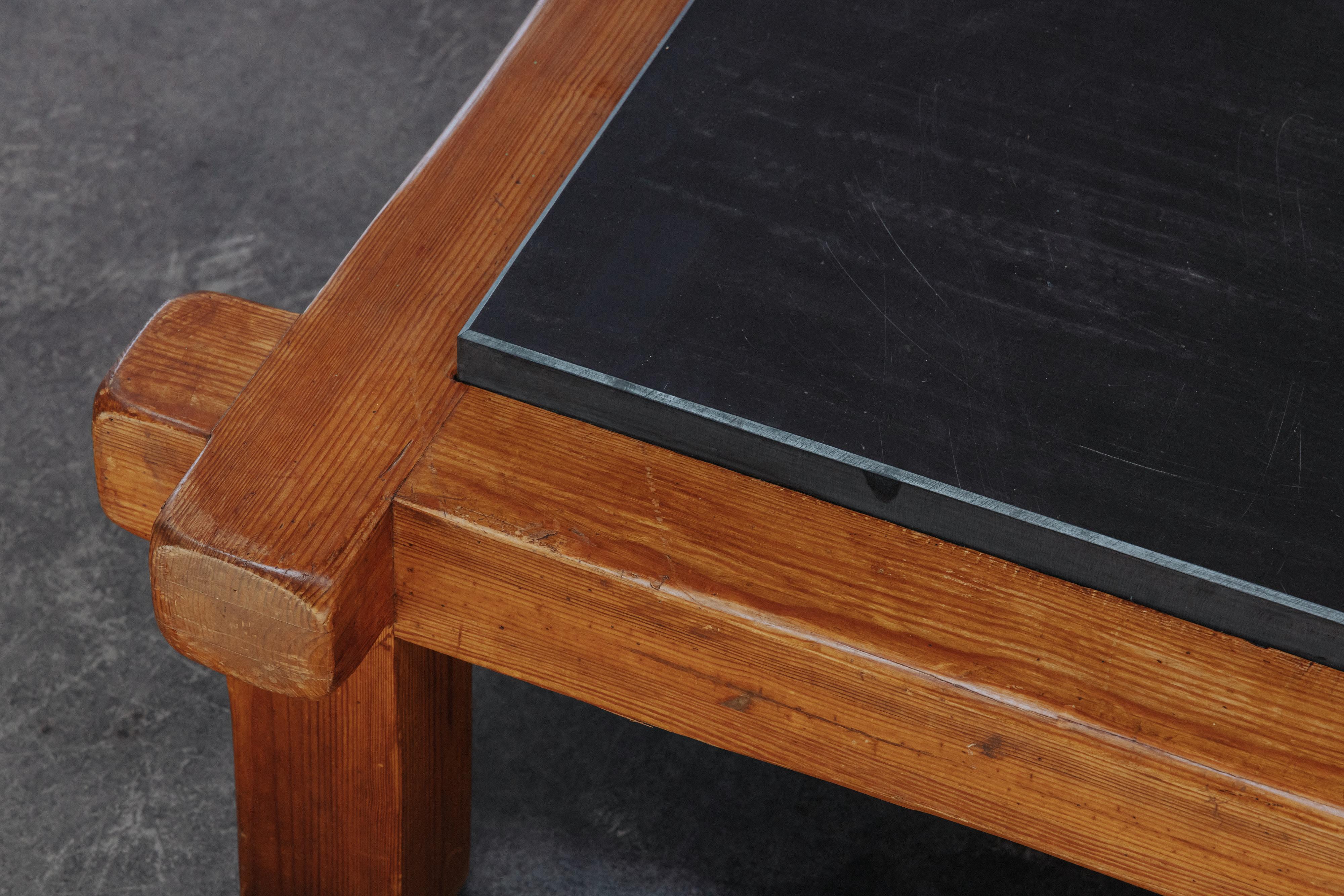 Table basse vintage en pin et ardoise de France, Circa 1970 en vente 1