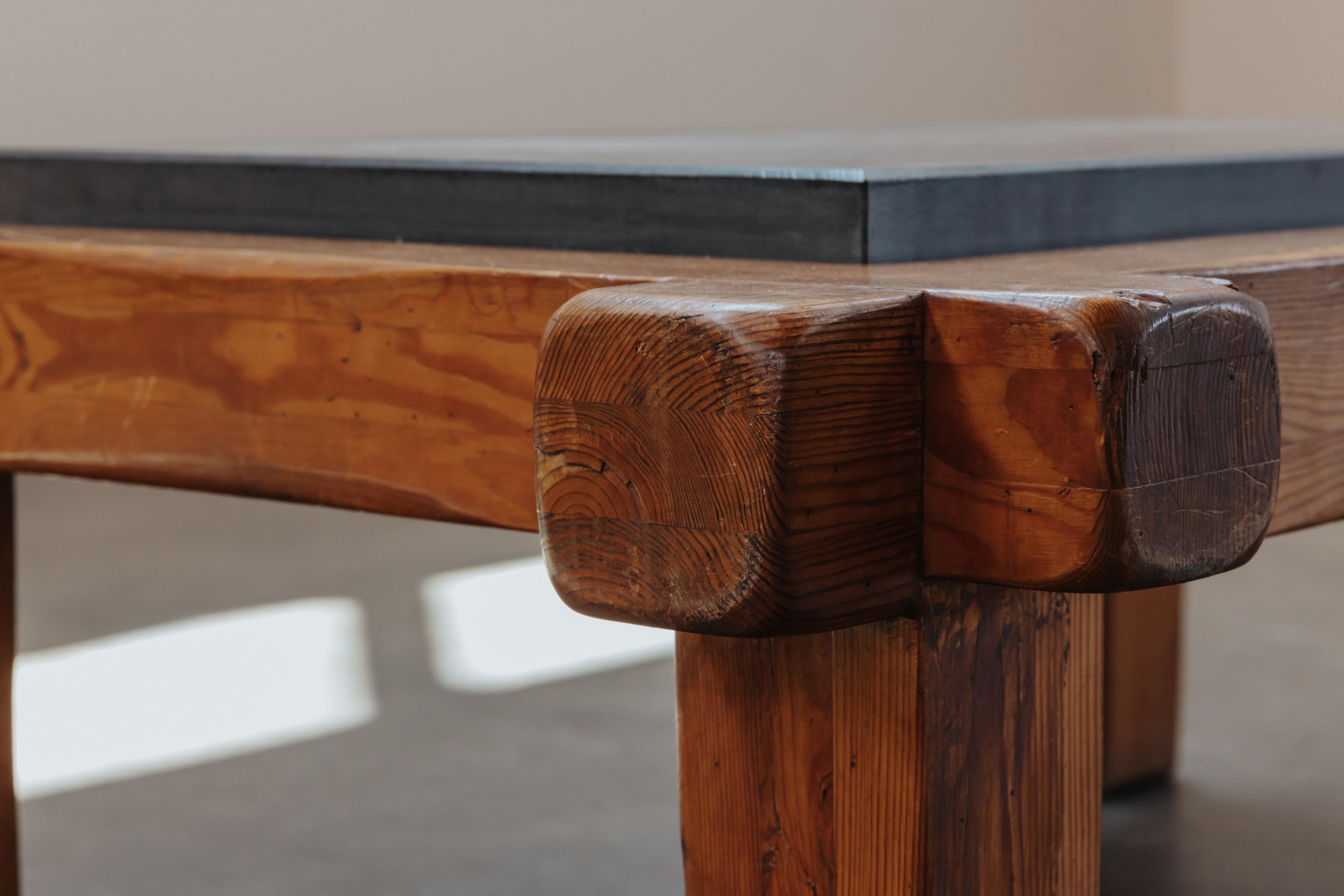 Table basse vintage en pin et ardoise de France, Circa 1970 en vente 2