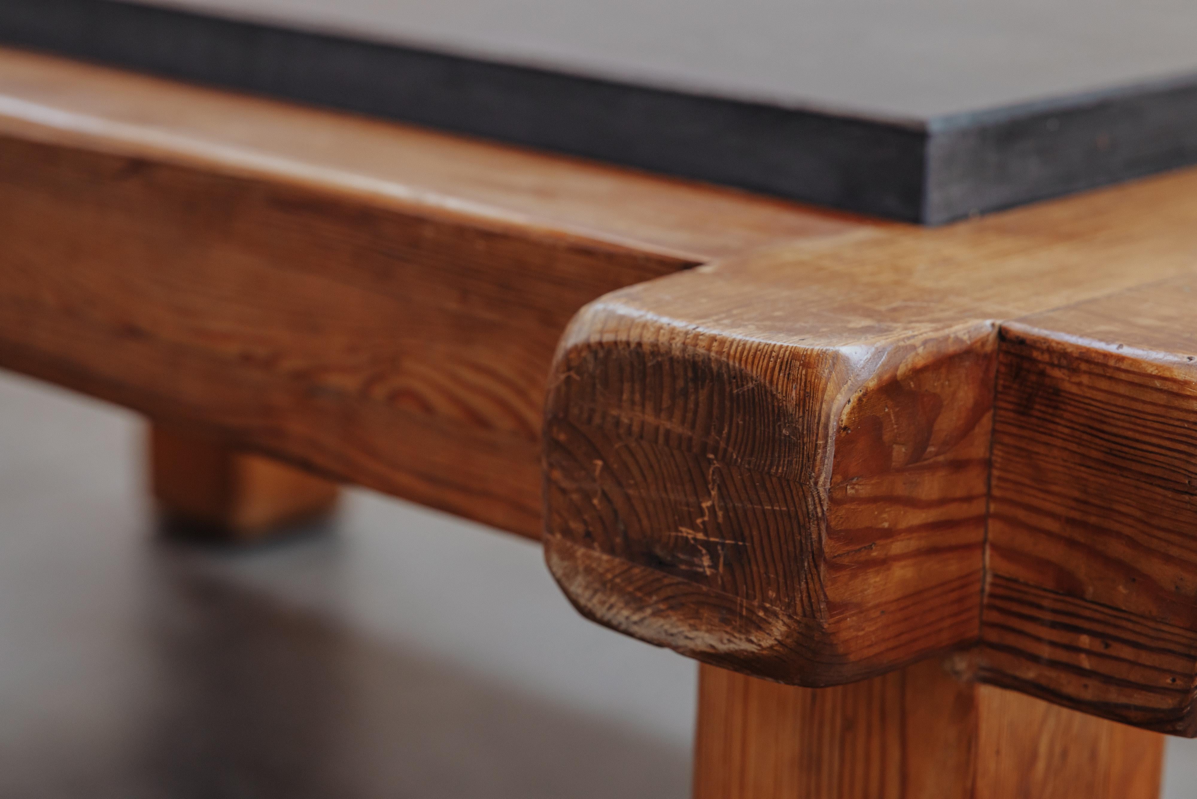 Table basse vintage en pin et ardoise de France, Circa 1970 en vente 3