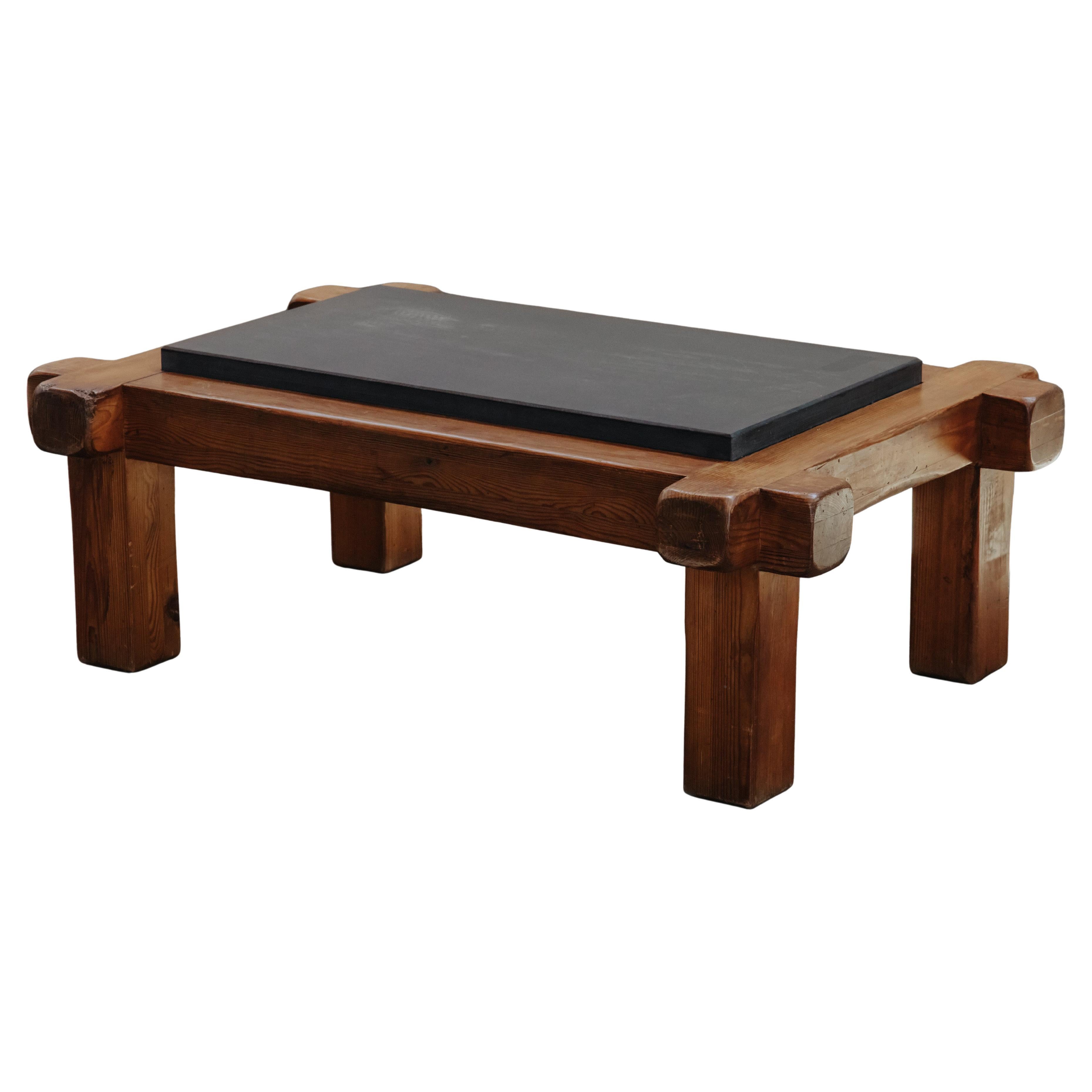 Table basse vintage en pin et ardoise de France, Circa 1970 en vente