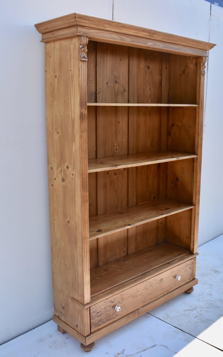 VintageBücherregal aus Kiefernholz aus Schrank, um 1930 im Angebot bei
