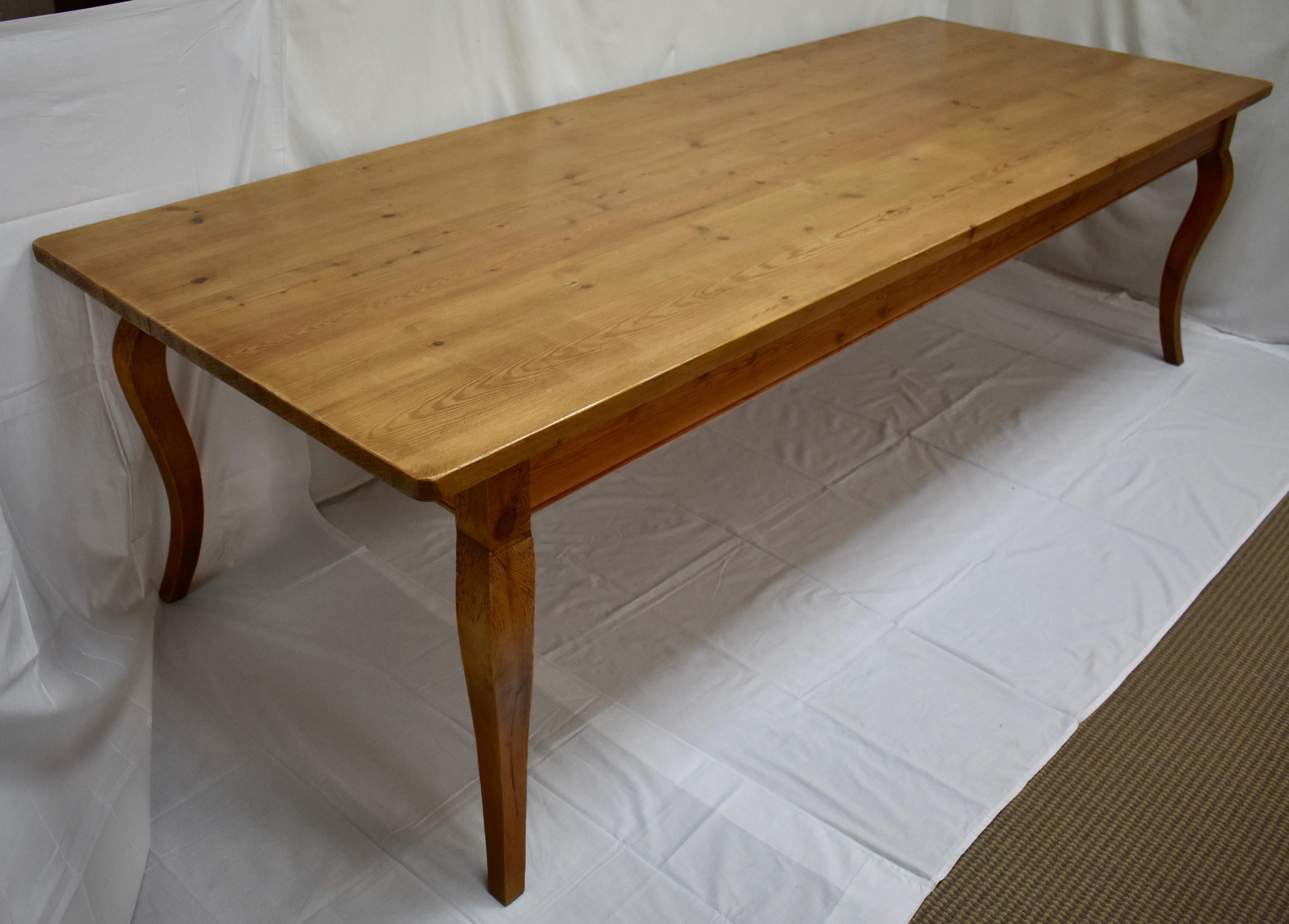 Vintage Pine Cabriole Leg Farmhouse Dining Table In Good Condition In Baltimore, MD