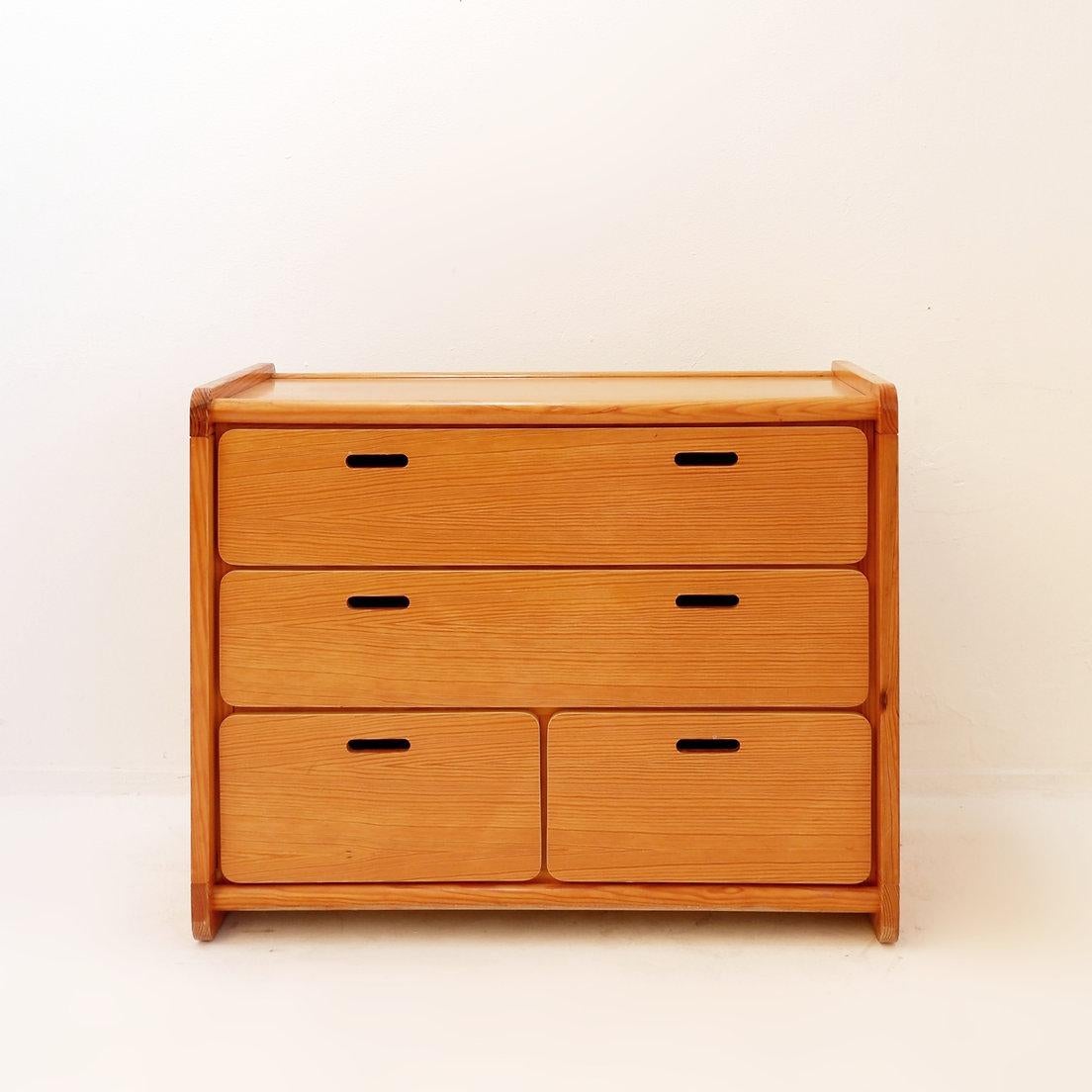 Cómoda vintage de pino de los años 80.
Vintage - Decoración - Decoración del hogar
Cómoda antigua de pino de los años 80.
Consulta las numerosas fotos.
Medidas : 100 X 50cm H81 cm
Dimensiones de los cajones grandes - l 87 X 38  h 15 cm
Dimensiones