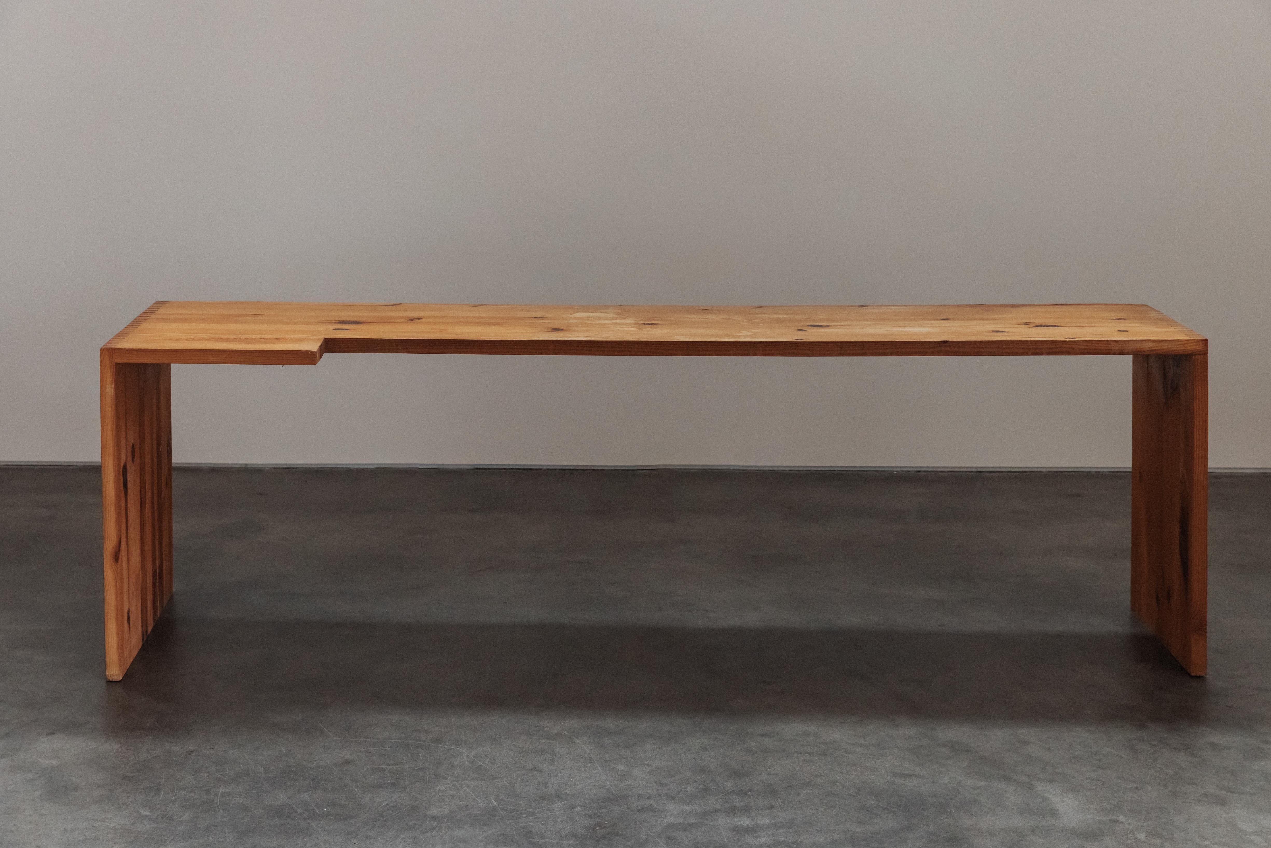 Vintage Kiefer Konsolentisch aus den Niederlanden, CIRCA 1960.  Ungewöhnliches Modell aus massivem Kiefernholz, mit schöner Patina und Gebrauchsspuren.