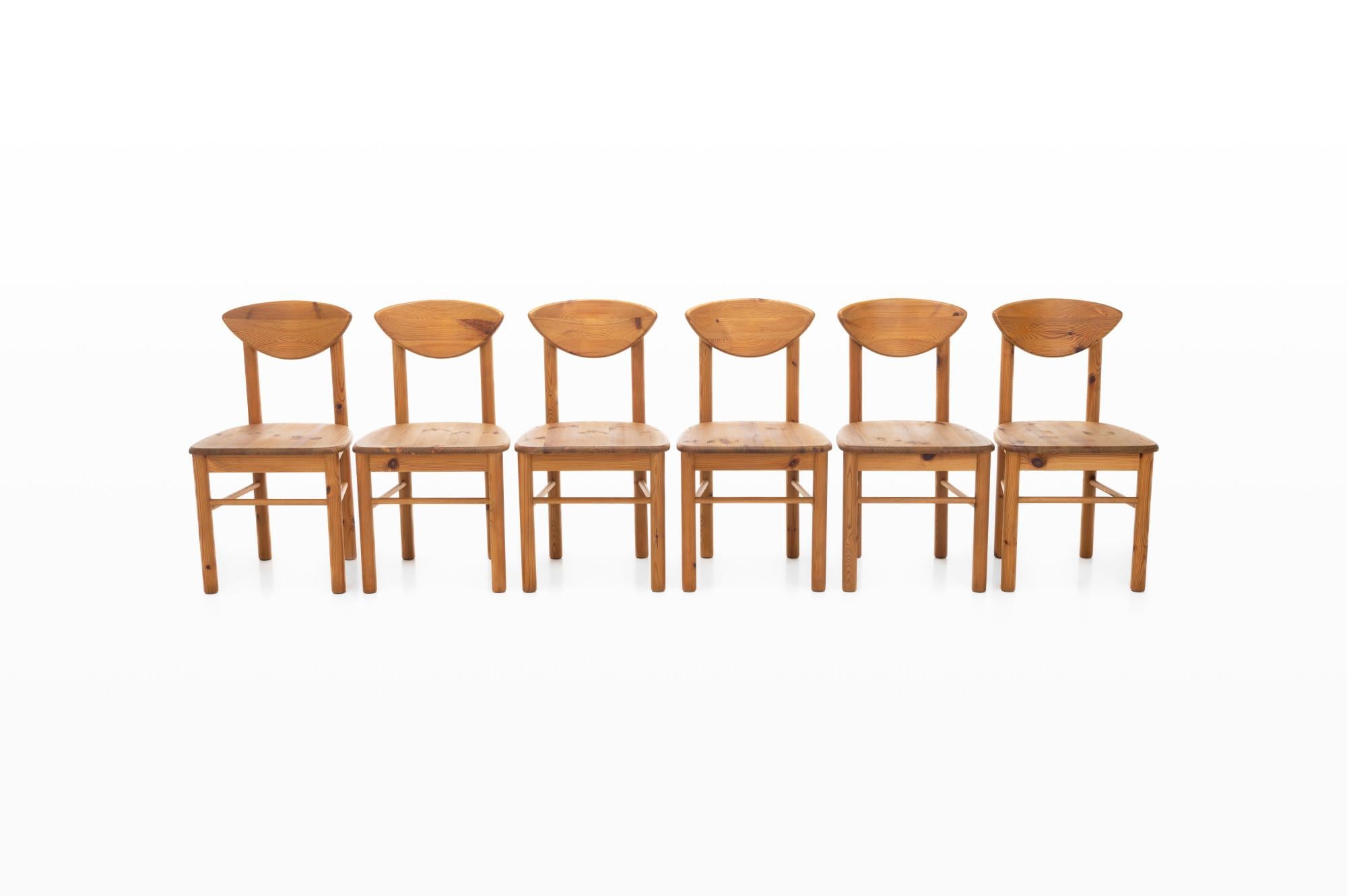 Affascinante set di comode sedie da pranzo in pino massiccio. Il design naturale mette in risalto le venature del legno e sono molto robusti. Queste sedie da pranzo sono state prodotte in Danimarca negli anni Settanta.

