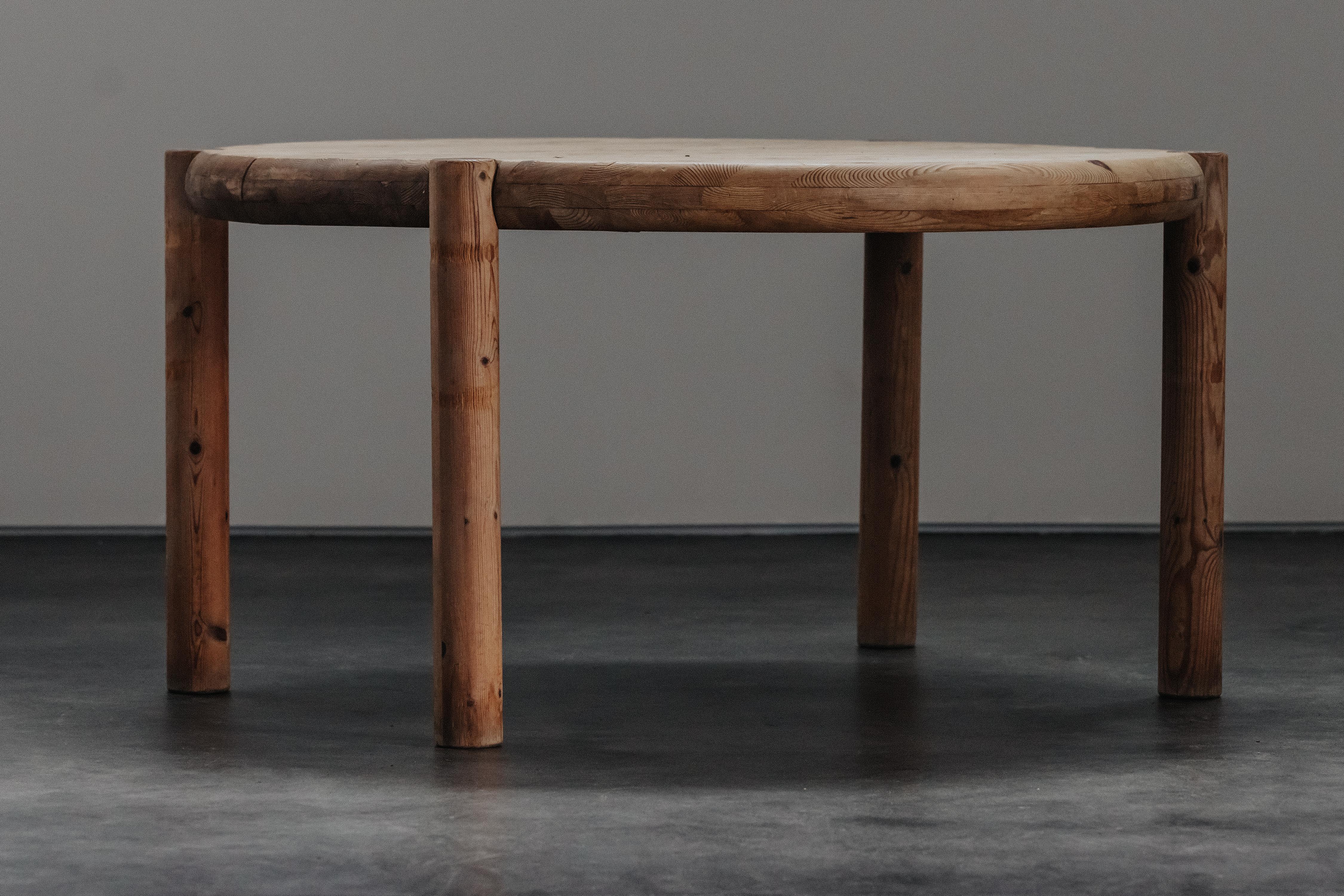 Table de salle à manger vintage en pin du Danemark, Circa 1970.  Construction en pin massif avec une très belle usure et patine.