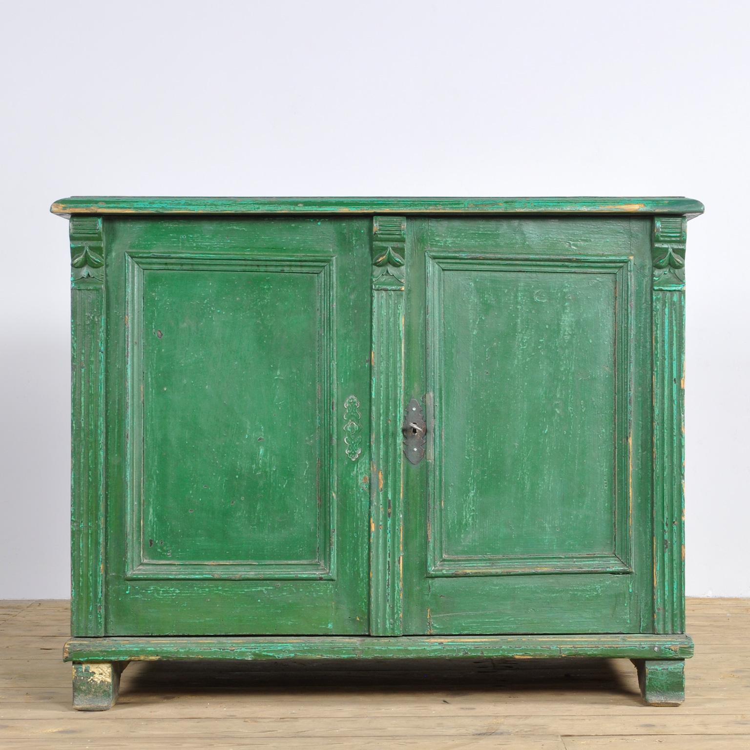 Dresser made of pine. Produced in the 1930s with two shelfs. Original paint.