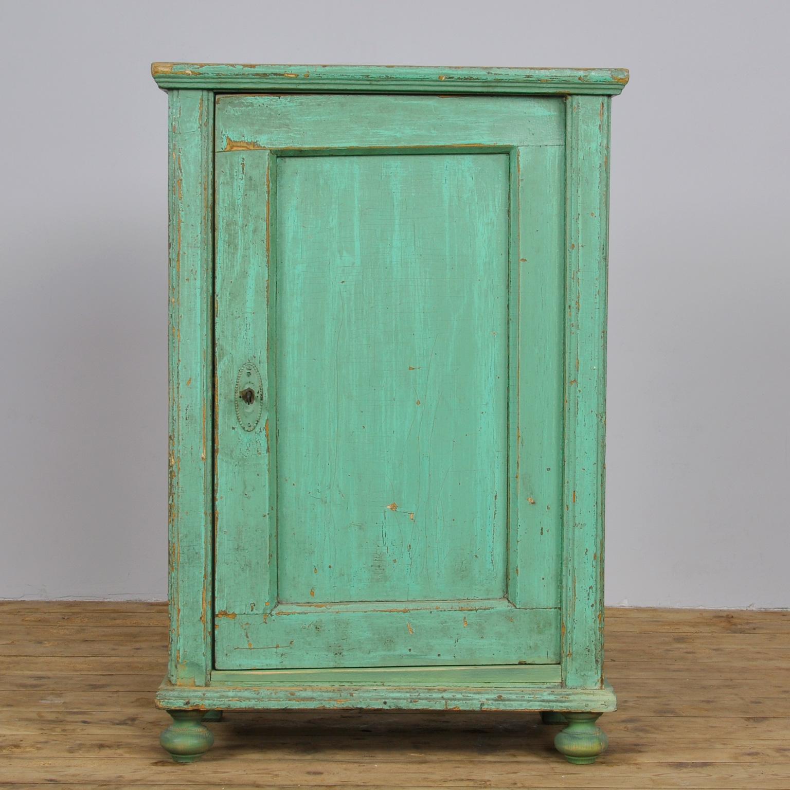 Nice pine cabinet from the 1930s With on the inside two shelves. Original paint.