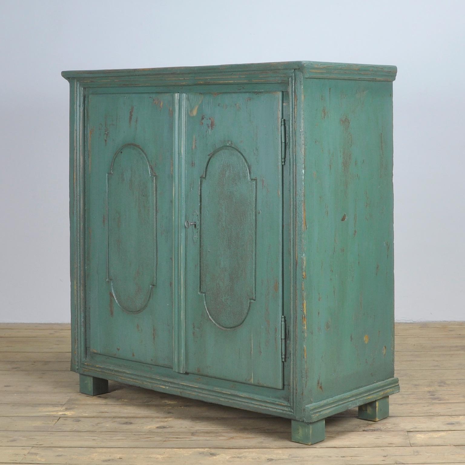 Dresser made of pine. Produced in the 1930s. With shelfs on the inside. Original paint.
